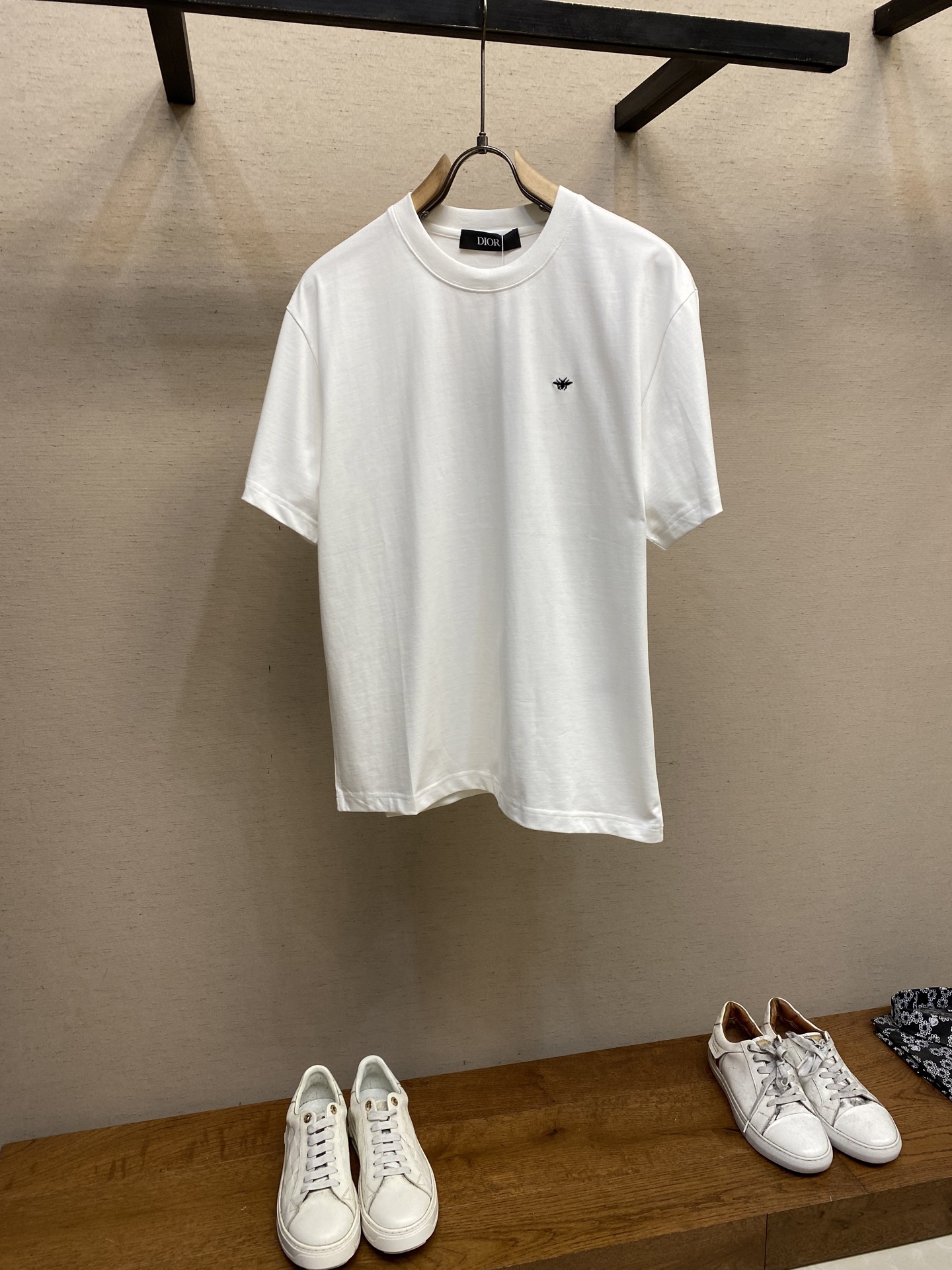 NO:135134,Dior, Little Bee Embroidery logo couple short-sleeved T-shirt, classic among classics~ Love this little bee, a high-end and minimalist TEE, basic black and white, the first choice for universal matching. The God T who can easily control it for both boys and girls. This year's first release, the fabric is upgraded again. Custom-grade high-grade cotton fabric feels very fleshy and thick when touched. High-density knitting makes the style more crisp and stylish. The customized ribbed neckline is also the ultimate perfection. The embroidery of the little bee flying over thousands of miles on the chest embellishes the overall style of the body. You will be conquered by its full and exquisite embroidery details. Slim legs, slender tentacles, and full body. The factory's craftsmanship is exquisite, and it is as professional and meticulous as ever!  Simple and clean style design, loose fitting cut The upper body effect makes you feel generous. Whether it is vertically loose style or stuffed into your pocket, it can present a natural texture and temperament. Men and women's same style. Color black and white. Size XS-L,,dior,T-shirt,tees,t-shirt,alexander wang19860909Dior,小蜜蜂刺绣logo情侣款短袖T恤 经典中的经典~爱极的了这只小蜜蜂,高级极简的一款TEE 基础的黑白色,万能搭配首选 不管男生女生都能轻松上身驾驭的神T.今年首发,面料再次升级 定制级别的高克重进品全棉面料摸着手感非常肉实,有厚感 高密度的针织让版型更挺括有型 定制的罗纹领口也是极致的完美 胸前飞过万水千山的小蜜蜂刺绣点缀衣身整体格调 你会被它饱满精致的刺绣细节征服 纤细的腿,纤细的触角,饱满的身体 大厂工艺水准精湛,一如既往的专业细致！简洁干净的款式设计,宽松版型裁剪 上身效果就是让你们落落大方 不管垂直下来的宽松风格,还是塞进裤兜里 都能呈现出自然的质感,气质穿搭.男女同款 颜色黑色 白色  尺码XS-L,,dior,T-shirt,tees，t-shirt,alexander wang,Men's clothing