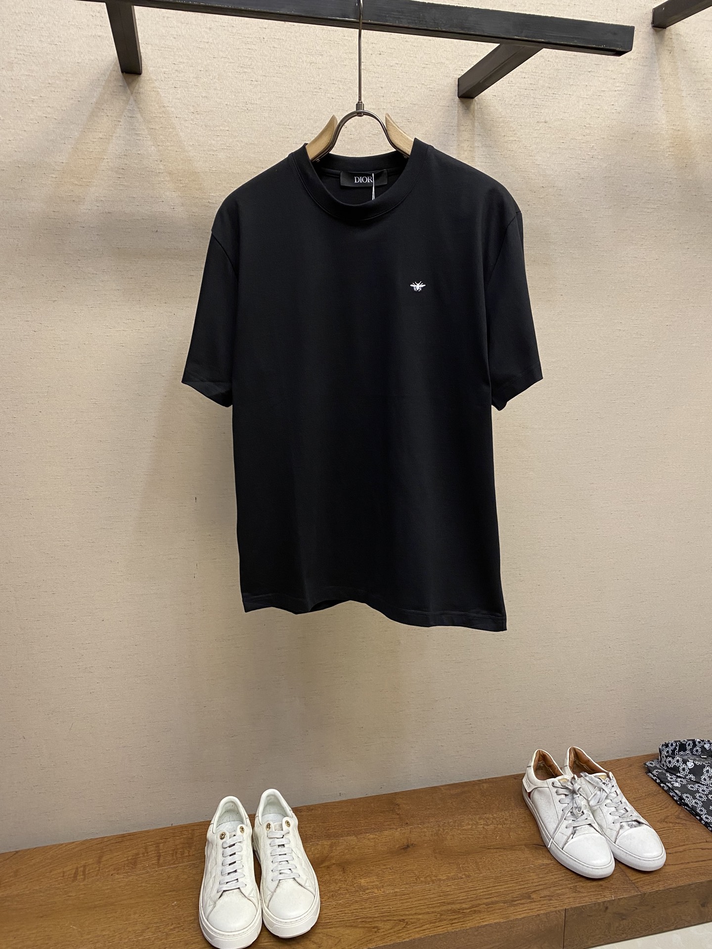 NO:127688,Dior, Little Bee Embroidery logo couple short-sleeved T-shirt, classic among classics~ Love this little bee, a high-end and minimalist TEE, basic black and white, the first choice for universal matching. The God T who can easily control it for both boys and girls. This year's first release, the fabric is upgraded again. Custom-grade high-grade cotton fabric feels very fleshy and thick when touched. High-density knitting makes the style more crisp and stylish. The customized ribbed neckline is also the ultimate perfection. The embroidery of the little bee flying over thousands of miles on the chest embellishes the overall style of the body. You will be conquered by its full and exquisite embroidery details. Slim legs, slender tentacles, and full body. The factory's craftsmanship is exquisite, and it is as professional and meticulous as ever!  Simple and clean style design, loose fitting cut The upper body effect makes you feel generous. Whether it is vertically loose style or stuffed into your pocket, it can present a natural texture and temperament. Men and women's same style. Color black and white. Size XS-L,,dior,T-shirt,tees,t-shirt,alexander wang19860909Dior,小蜜蜂刺绣logo情侣款短袖T恤 经典中的经典~爱极的了这只小蜜蜂,高级极简的一款TEE 基础的黑白色,万能搭配首选 不管男生女生都能轻松上身驾驭的神T.今年首发,面料再次升级 定制级别的高克重进品全棉面料摸着手感非常肉实,有厚感 高密度的针织让版型更挺括有型 定制的罗纹领口也是极致的完美 胸前飞过万水千山的小蜜蜂刺绣点缀衣身整体格调 你会被它饱满精致的刺绣细节征服 纤细的腿,纤细的触角,饱满的身体 大厂工艺水准精湛,一如既往的专业细致！简洁干净的款式设计,宽松版型裁剪 上身效果就是让你们落落大方 不管垂直下来的宽松风格,还是塞进裤兜里 都能呈现出自然的质感,气质穿搭.男女同款 颜色黑色 白色  尺码XS-L,,dior,T-shirt,tees，t-shirt,alexander wang,Men's clothing