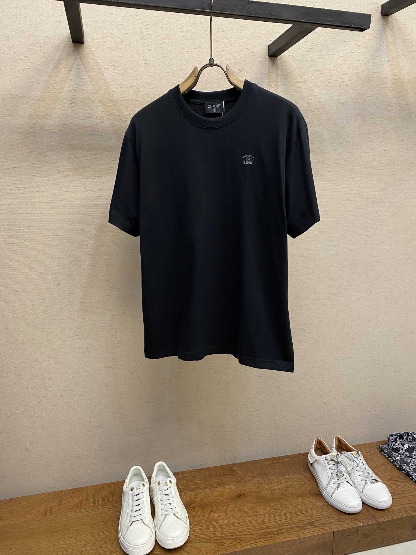 NO:135137,CHANEL, Xiaoxiang silver metal soft-wire embroidered short-sleeved T-shirt, a simple but not simple couple style, high-end fragrance. The design is obviously very simple, and it looks high-end at a glance!  Customer-supplied high-quality imported knitted cotton fabric, very solid texture, soft and smooth, delicate skin feeling, very dry and breathable when worn close to the body!  The soul of this dress is the first is the logo pattern made of small fragrant silver metal soft silk thread on the chest. The three-dimensional and plump logo is very exquisite. The second is the logo offset cursive font embellishment at the cuffs. The imported pearl surface material, the font has a slight glitter. Such a tiny detail shows that its careful design is very simple and capable, and full of temperament. The same style for men and women. Size XS-L. Color white, black, chanel, T-shirt, tees, t-shirt, alexander wang.19860909CHANEL,小香银色金属软线刺绣短袖T恤 简约而不简单的情侣款,高级香 明明很简单的设计,看上去就是一眼的高级！客供高克重进口针织棉布料子 非常扎实的手感质感,柔软爽滑 肤感细腻 贴身着穿十分干爽透气！这件衣服的灵魂之处 一是胸前的小香银色金属软体丝线制作的logot图案 立体饱满的logo十分显精致 二是袖口处的logo胶印草书字体点缀 进口珍珠面材质,字体是有微微闪光感的 一个如此微小的细节,可见其用心设计 版型非常简洁干练,气质满满.男女同款 尺码XS-L 颜色白色,黑色,,chanel,T-shirt,tees，t-shirt,alexander wang,Men's clothing