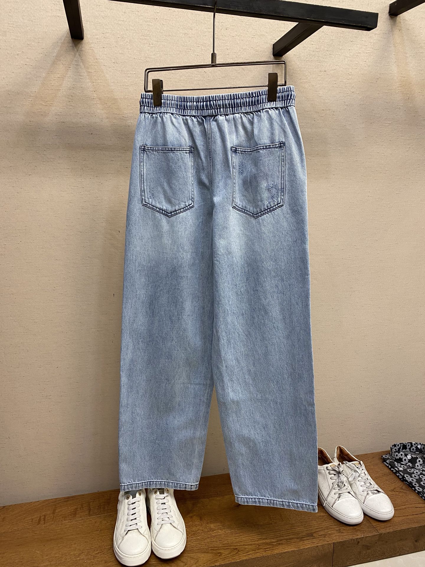 NO:127691,Loewe and LW light blue loose straight hole men's casual jeans. New American style design jeans, fashionable and versatile trendy items!  Loose and casual style cut, ergonomic oblique pocket, simple but not simple, wide-leg design, stylish and comfortable to wear. Customer-supplied denim cotton fabric, porcelain has a solid texture, and the light blue washing process is perfectly matched with summer, refreshing and clean. Men's size XS-L,,loewe,jeans,alexander wang19860909Loewe、LW浅蓝色宽松直筒破洞男士休闲牛仔裤.美式新款设计感牛仔裤,时尚百搭的潮流单品！宽松休闲版型裁剪,贴合人体工程学的斜插口袋,简约而不简单,阔腿设计,足够的有型 舒适穿着.客供牛仔棉面料,瓷实有质感,浅蓝色水洗工艺与夏天完美契合,清爽干净.男款 尺码XS-L,,loewe,jeans,alexander wang,Men's clothing