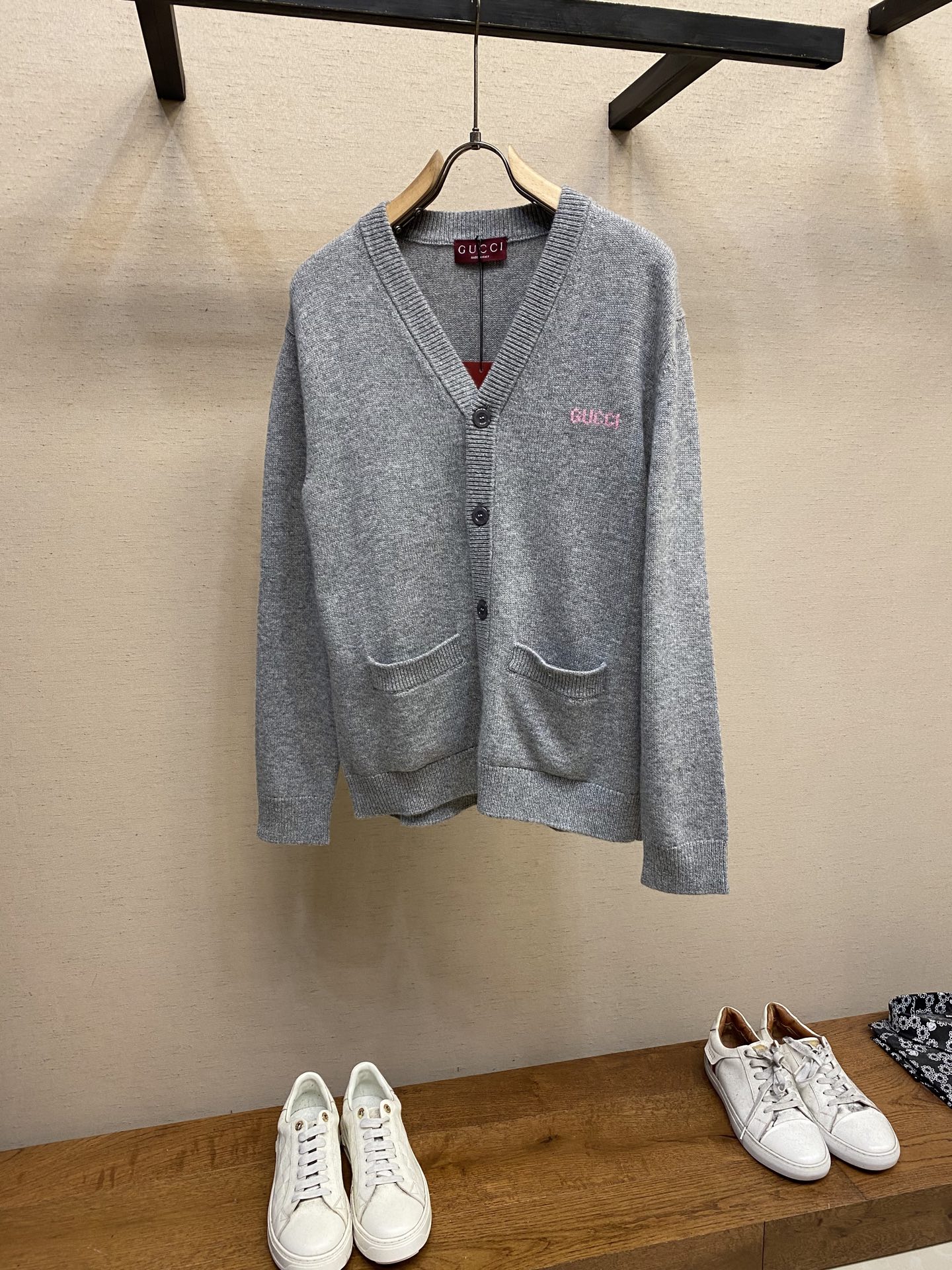 NO:127697,Gucci, the new wool cashmere-blend knitted cardigan uses brand renewed pattern elements, lined with contrasting gloss powder, giving a delicate inlay effect on the front and back. Size S-XL, gucci, alexander wang19860909Gucci,新款羊毛羊绒混纺针织开衫采用品牌焕新图案元素,以撞色亮粉配衬,在正面及背面呈现精巧嵌花效果. 尺码S-XL,,gucci,alexander wang,Men's clothing