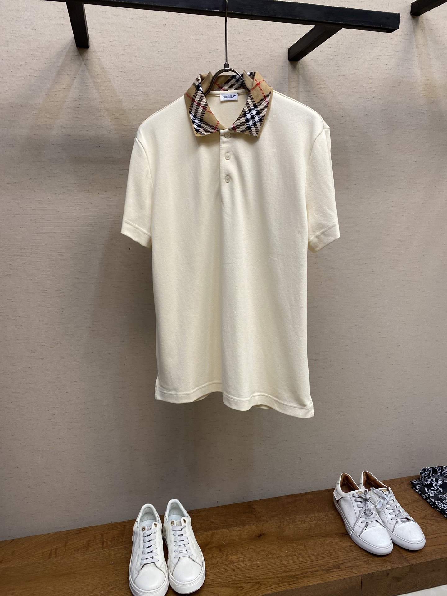 NO:127694,BBR POLO shirt lapel top body versatile high-version pure cotton classic short sleeves This pure cotton shirt uses contrasting collar, so it is not available on the field with such high gram weight pure cotton. All the fabrics in our house are customized, so the customization is because we want to give you a unique feeling of wearing. Size S-XL, T-shirt, alexander wang19860909BBR POLO衫翻领上身百搭高版本纯棉经典短袖 这款纯棉Polo衫采用的撞色衣领, 这么高克重纯棉场上是没有的,我们家面料全部来自定制,支所以定制是因为我们想带给你们与众不同穿着感受. 尺码S-XL,,T-shirt,alexander wang,Men's clothing