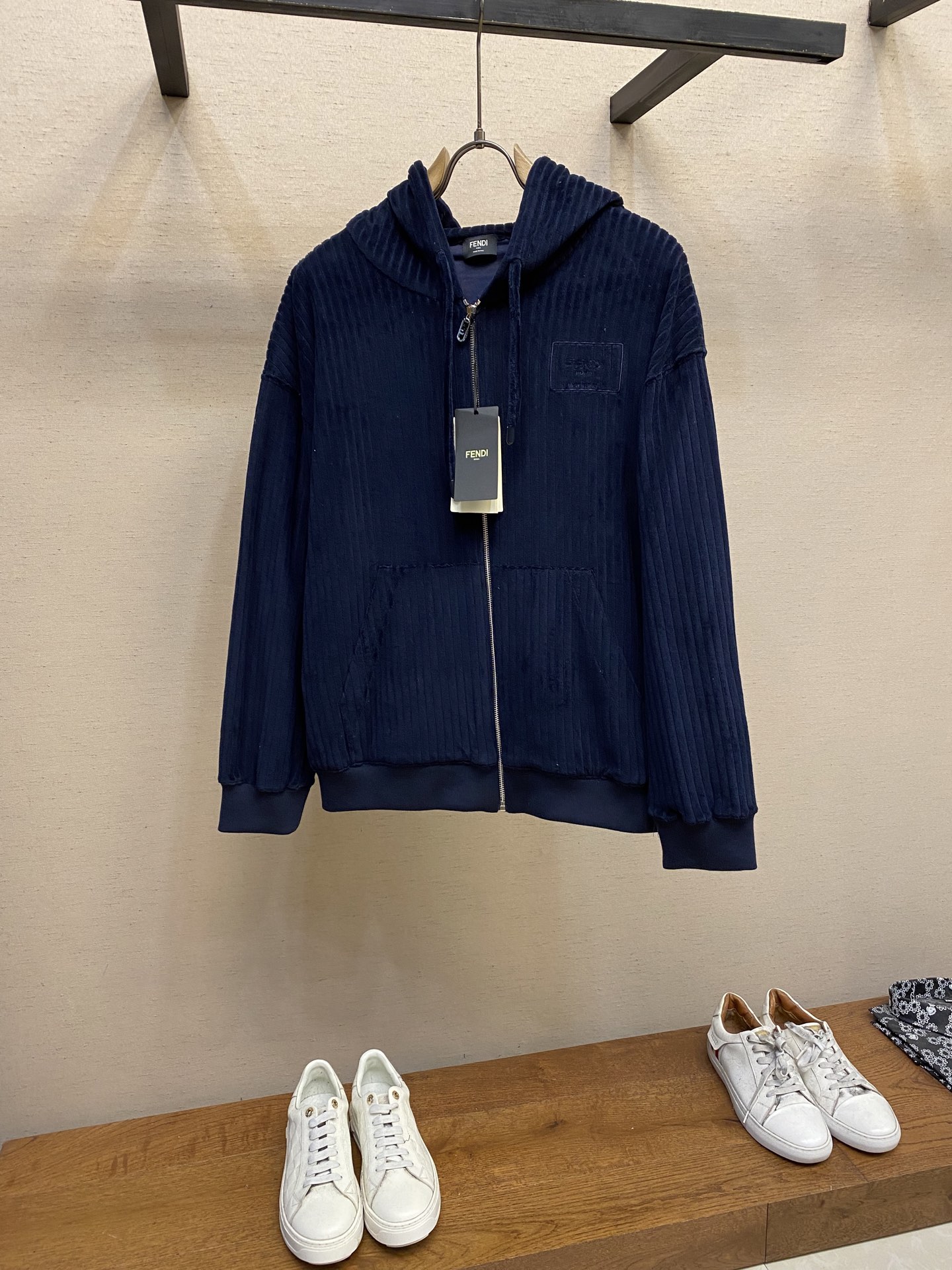。（外套）🌟🌟 FENDI绣花蓝色绒面运动衫
面料选择
这款产品选用100%纯棉打造的灯芯绒面料，表面有