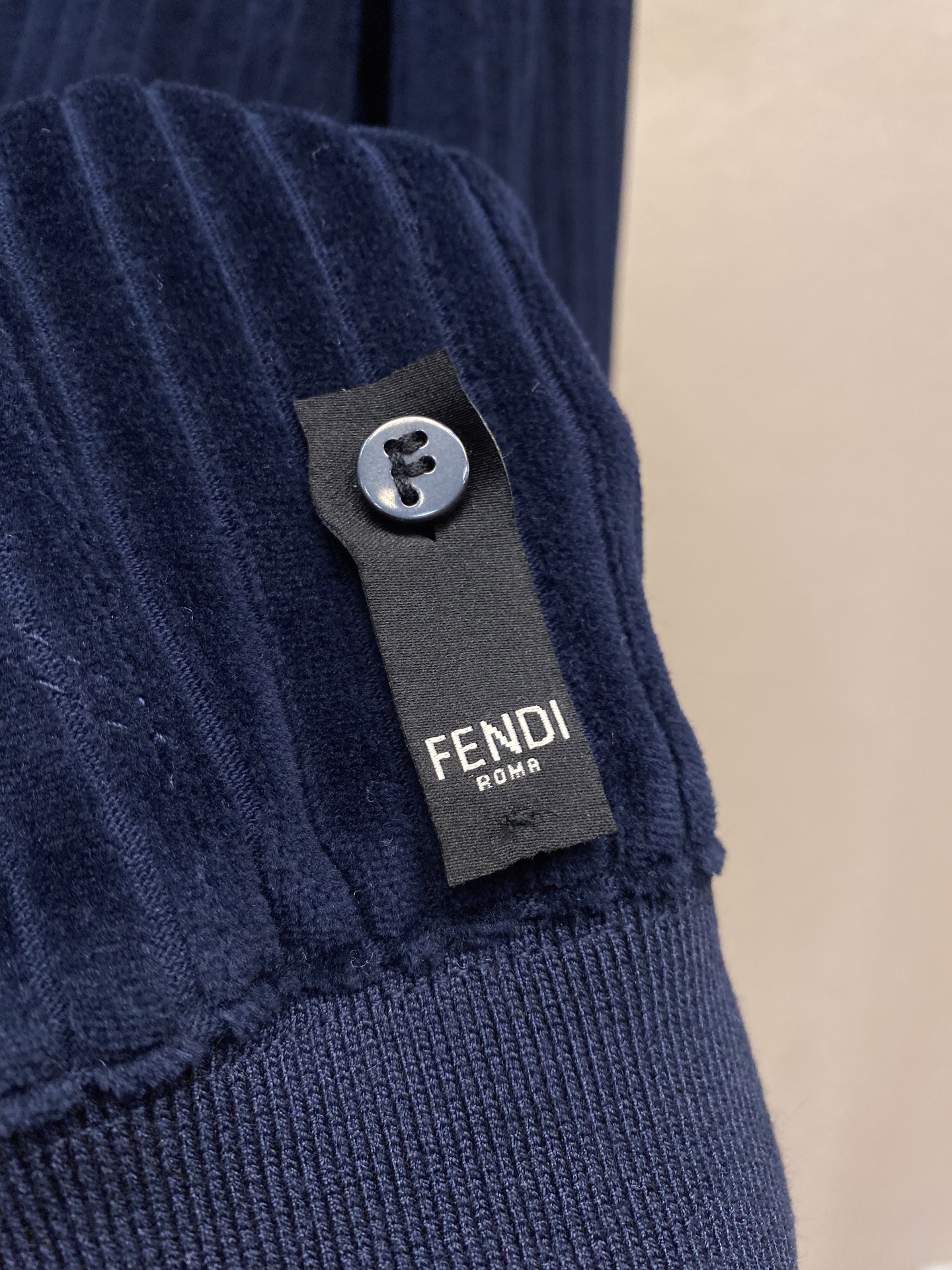 。（外套）🌟🌟 FENDI绣花蓝色绒面运动衫
面料选择
这款产品选用100%纯棉打造的灯芯绒面料，表面有