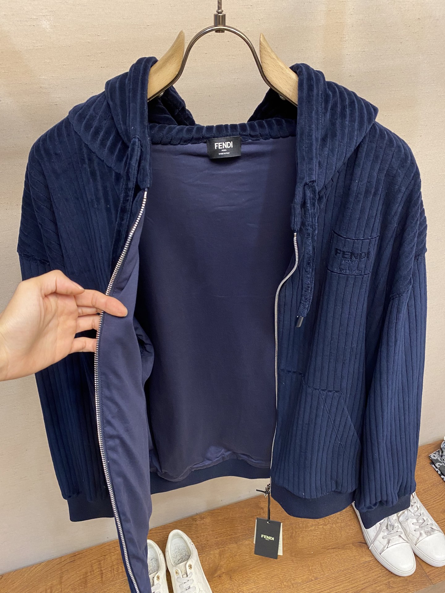 。（外套）🌟🌟 FENDI绣花蓝色绒面运动衫
面料选择
这款产品选用100%纯棉打造的灯芯绒面料，表面有