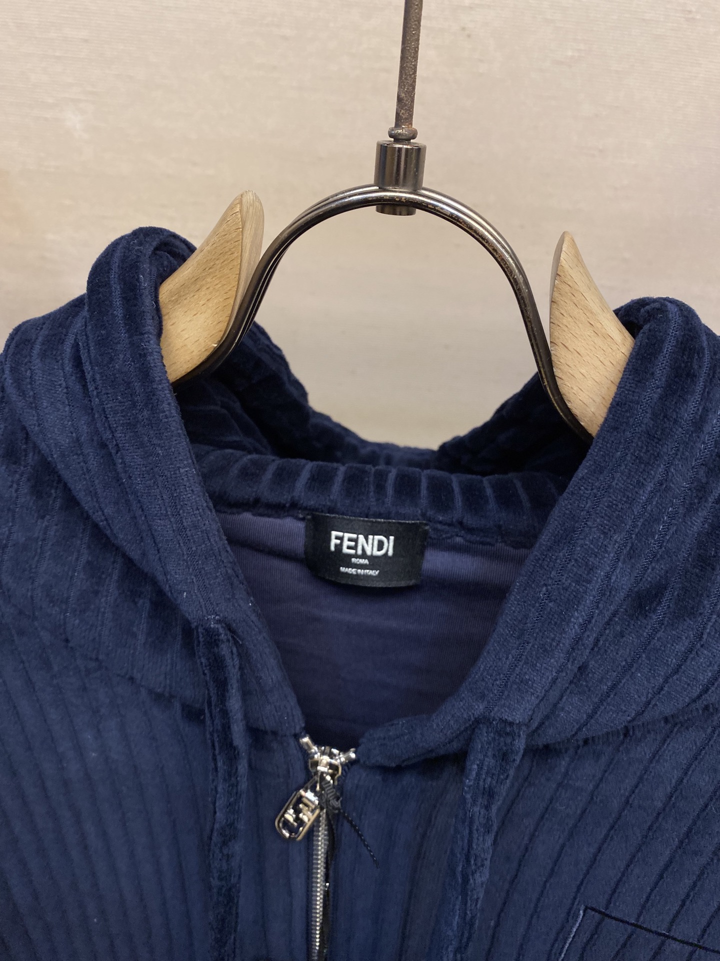 。（外套）🌟🌟 FENDI绣花蓝色绒面运动衫
面料选择
这款产品选用100%纯棉打造的灯芯绒面料，表面有