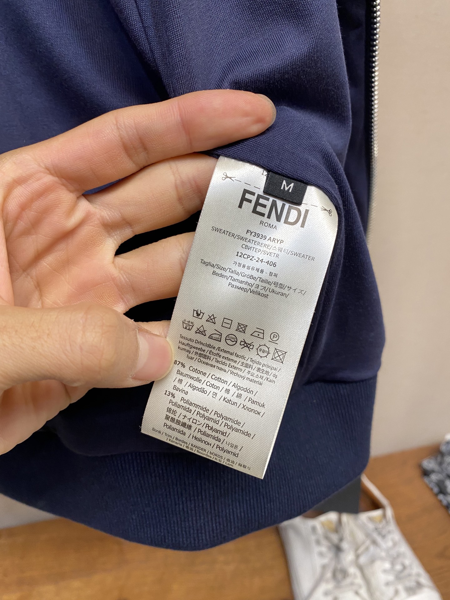 。（外套）🌟🌟 FENDI绣花蓝色绒面运动衫
面料选择
这款产品选用100%纯棉打造的灯芯绒面料，表面有