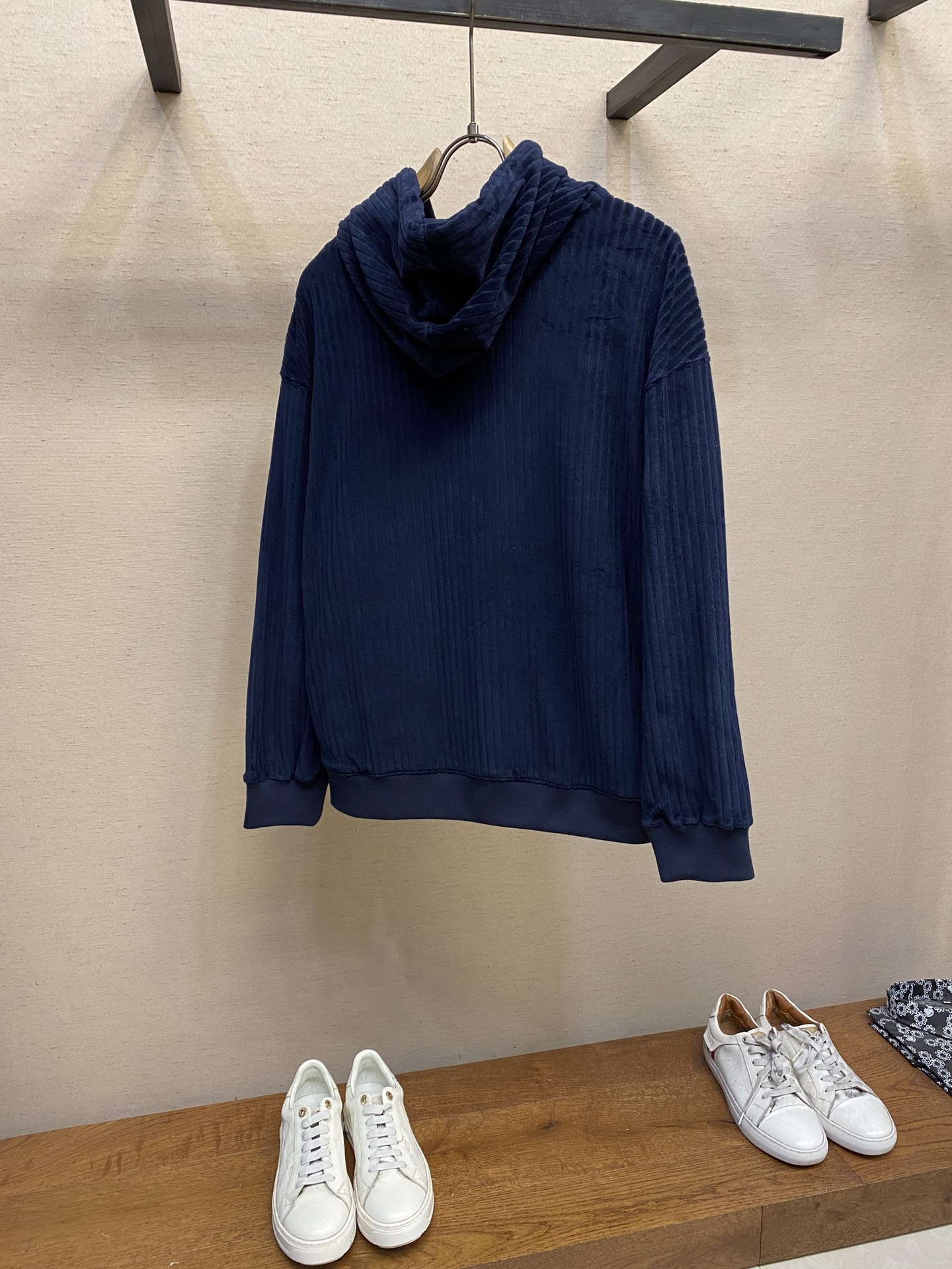 。（外套）🌟🌟 FENDI绣花蓝色绒面运动衫
面料选择
这款产品选用100%纯棉打造的灯芯绒面料，表面有