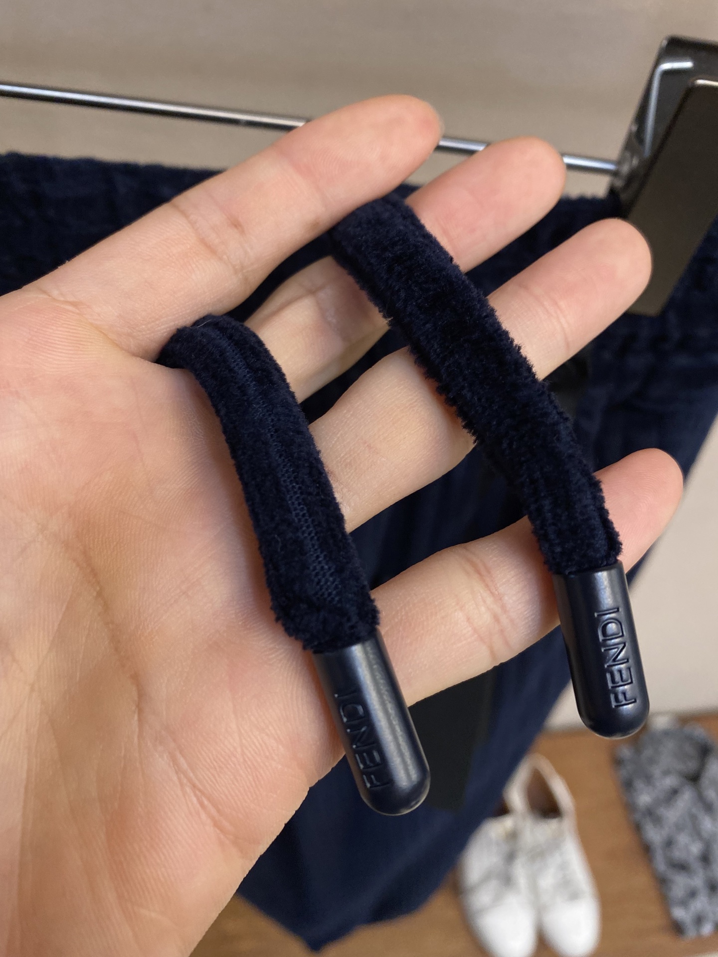 （裤子）🌟🌟 FENDI绣花灯芯绒运动裤
面料选择
这款产品选用100%纯棉打造的灯芯绒面料，表面有明显