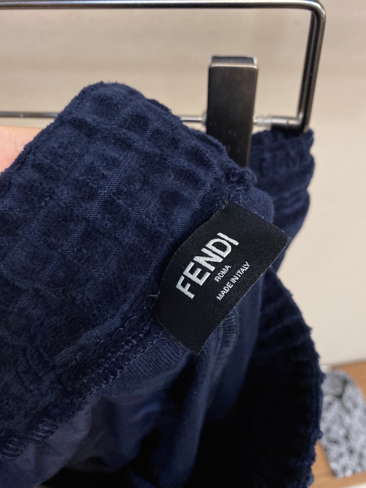 （裤子）🌟🌟 FENDI绣花灯芯绒运动裤
面料选择
这款产品选用100%纯棉打造的灯芯绒面料，表面有明显
