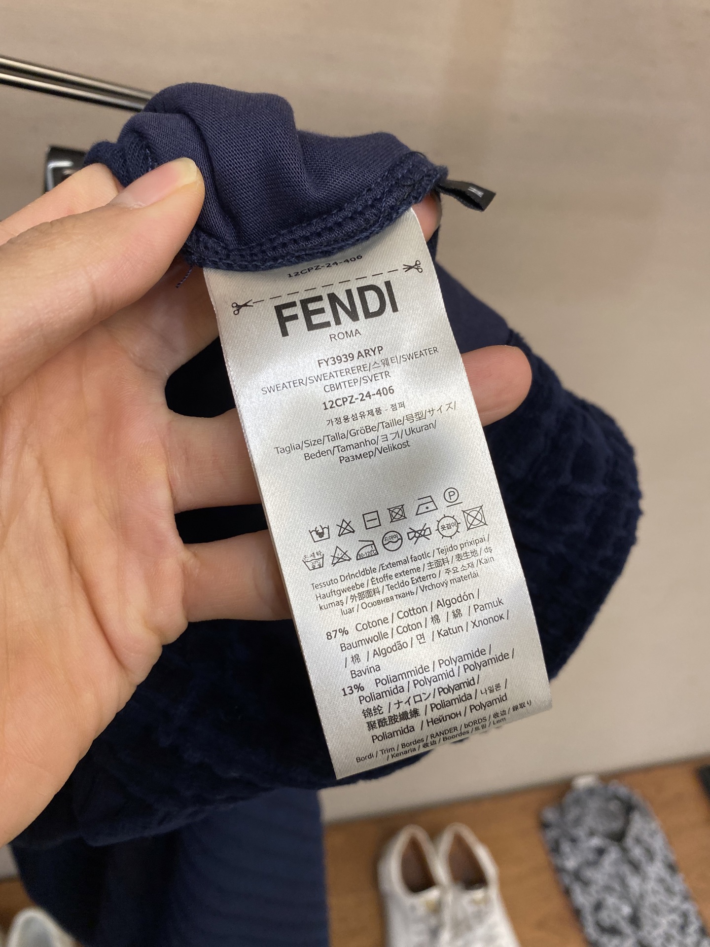 （裤子）🌟🌟 FENDI绣花灯芯绒运动裤
面料选择
这款产品选用100%纯棉打造的灯芯绒面料，表面有明显