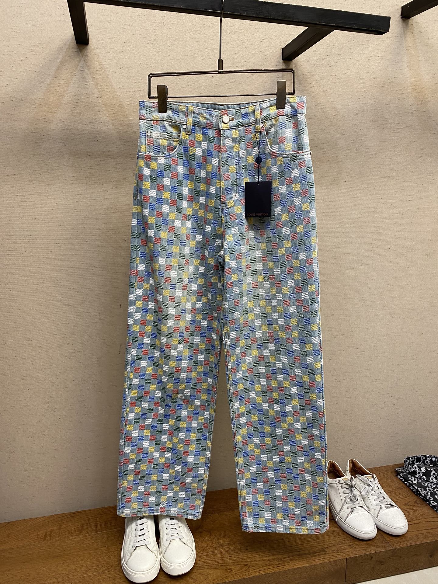 NO:135143,1V. This wide-leg jeans draw inspiration from the 25th spring and summer show set, depicts the new season of LV Vers Damier printing for washing tannin, and incorporates the Marque L.Vuitton déposée logo into it to greet the flags of the UNESCO roof garden. Damier nickname is placed on the back of the waist, and pearlescent rivets add another exquisite touch. Size 30, 32, 34, 36, ,louis vuitton, versace, jeans, alexander wang198609091V、本款阔腿牛仔裤向25 春夏秀场布景汲取灵感,为水洗丹宁布描绘新季 LV Vers Damier 原色印花,并将 Marque L.Vuitton déposée 标识融入其间,致意联合国教科文组织屋顶花园的各国旗帜.Damier 正绒面革标签栖身后腰,珠光铆钉再添考究一笔. 尺码30,32,34,36,,louis vuitton,versace,jeans,alexander wang,Men's clothing