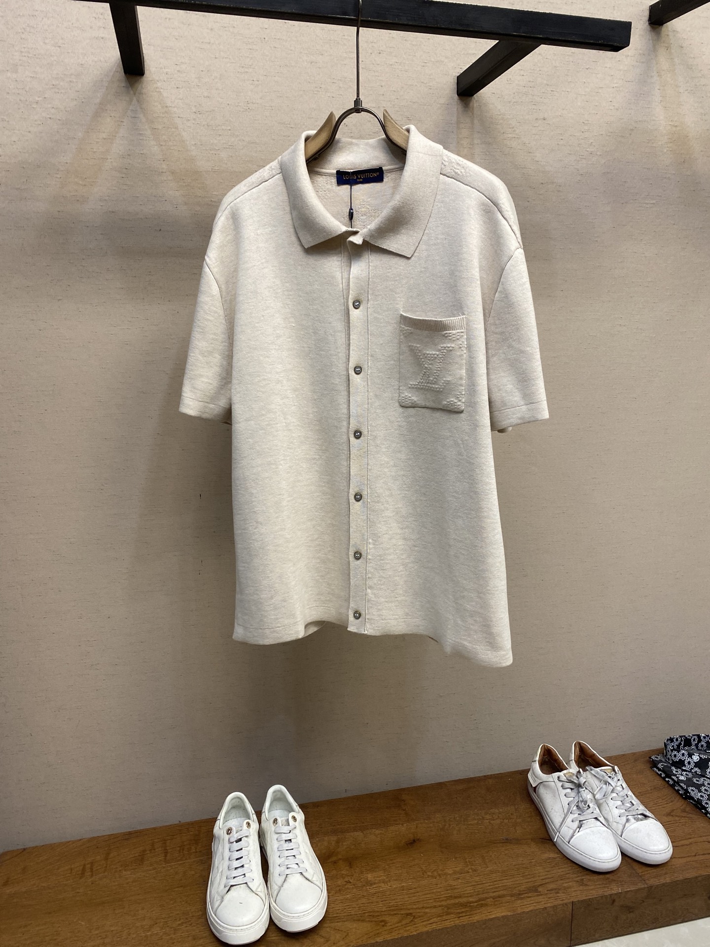 NO:411798,1V 25ss Spring and Summer Show new soft tones, blending Safari Monogram patterns into cotton knitted to present a unique embossing effect. The lightweight design makes spring a good choice, which can inject a delicate atmosphere into daily shapes. Size S-XL, alexander wang198609091V 25ss春夏秀场新款柔和色调,为棉质针织融入 Safari Monogram 图案,呈现别致压纹效果.轻盈设计成就春日佳选,可为日常造型注入考究气息. 尺码S-XL,,alexander wang,Men's clothing