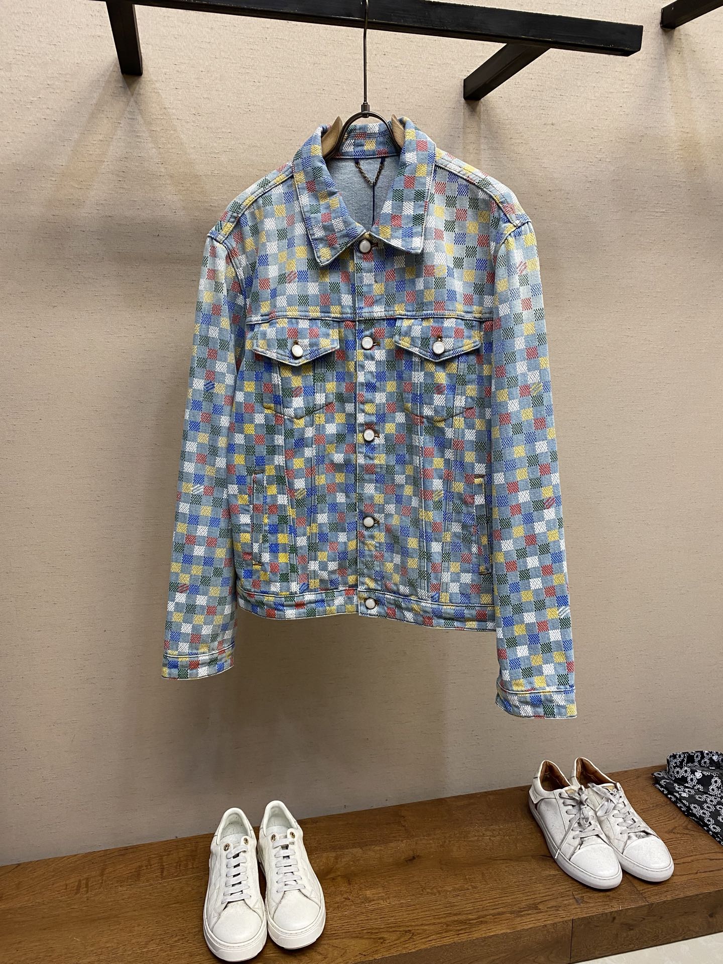 NO:135118,1V new colored denim 25 spring and summer show set draws inspiration, depicts the new season of 1V Vers Damier printing for washing tannin, and integrates the Marque L.Vuitton déposée logo into it to greet the flags of the UNESCO roof garden. The Damier nubonic label is housed, and pearlescent rivets are added to the exquisiteness. Size 46 48 50 52, versace,alexander wang198609091V 新款彩格牛仔 25春夏秀场布景汲取灵感,为水洗丹宁布描绘新季 1V Vers Damier 原色印花,并将 Marque L.Vuitton déposée 标识融入其间,致意联合国教科文组织屋顶花园的各国旗帜.Damier 正绒面革标签栖身后,珠光铆钉再添考究一笔. 尺码46 48 50 52,,versace,alexander wang,Men's clothing