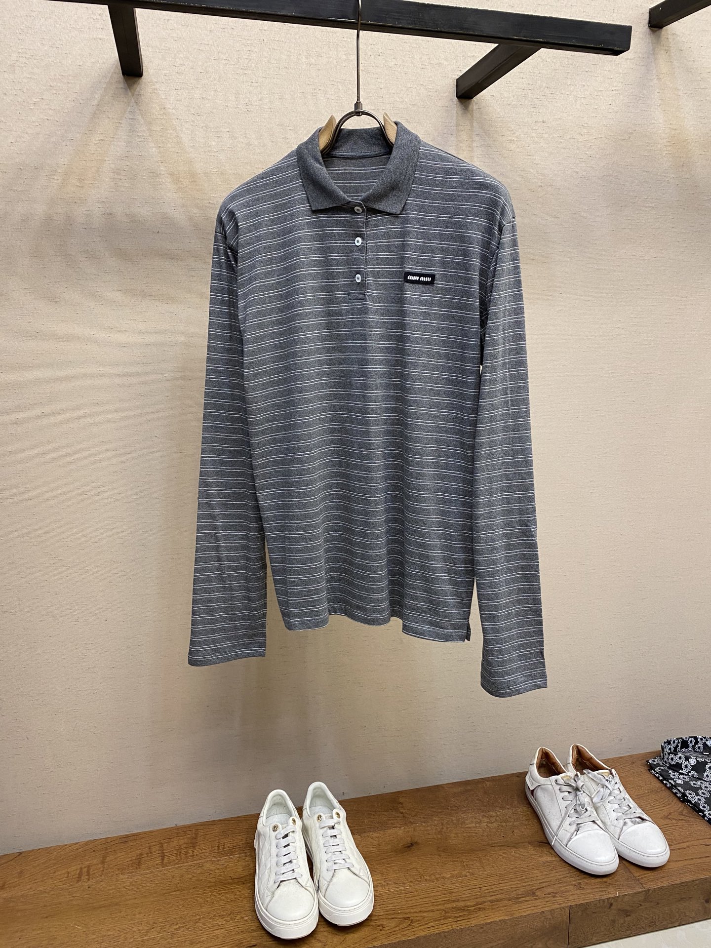 NO:130310,MiuMiu striped polo long sleeves custom-made luxury 60 double-strand high-density stripe material, chest pockets are decorated with brand logo as the finishing touch, ergonomic three-dimensional cutting. Grinding wheel grinding technology, fine process of processing the edge of the clothing neckline, fine grinding and polishing the neckline by using professional grinding wheel tools, making the neckline edge smooth and fine. Size S, M, L,, miumiu, alexander wang19860909MiuMiu 条纹polo长袖 定制奢华60支双股高密条纹料,胸前口袋饰以品牌标志作点睛之笔,人体学立体裁剪. 砂轮打磨技术,处理衣物领口边缘的精细工艺,通过使用专业的砂轮工具对领口进行精细的磨削和打磨,使领口边缘变得光滑且具有细 尺码S,M,L,,miumiu,alexander wang,Men's clothing