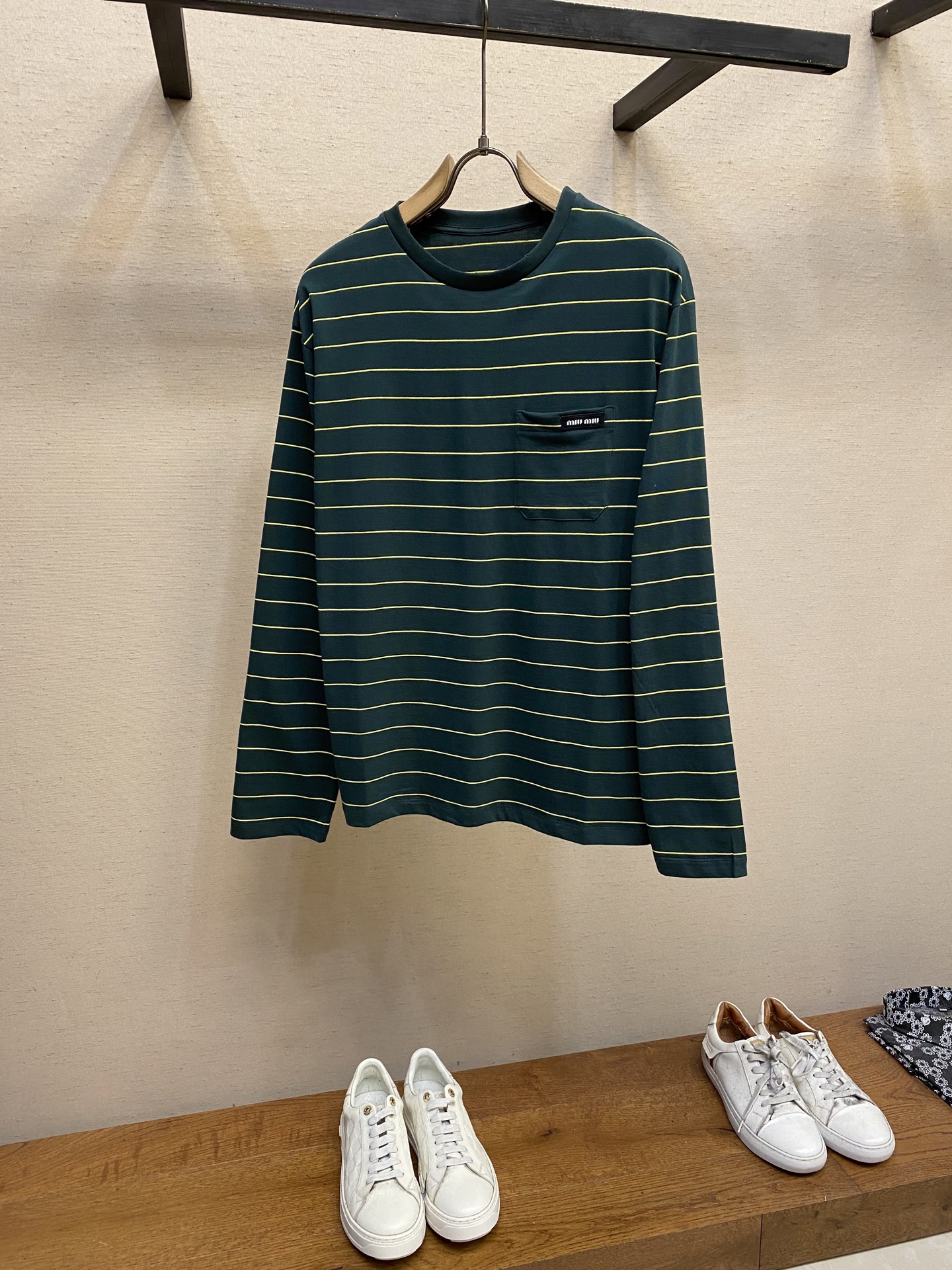 NO:130308,MiuMiu striped contrast long sleeves Customized luxury 60 double-strand high-density stripe material, chest pockets are decorated with brand logo as the finishing touch, ergonomic three-dimensional cutting. Grinding wheel grinding technology, fine process of processing the edge of the clothing neckline, fine grinding and polishing the neckline by using professional grinding wheel tools, making the neckline edge smooth and fine. Size S, M, L,, miumiu, alexander wang19860909MiuMiu 条纹撞色长袖 定制奢华60支双股高密条纹料,胸前口袋饰以品牌标志作点睛之笔,人体学立体裁剪. 砂轮打磨技术,处理衣物领口边缘的精细工艺,通过使用专业的砂轮工具对领口进行精细的磨削和打磨,使领口边缘变得光滑且具有细 尺码S,M,L,,miumiu,alexander wang,Men's clothing