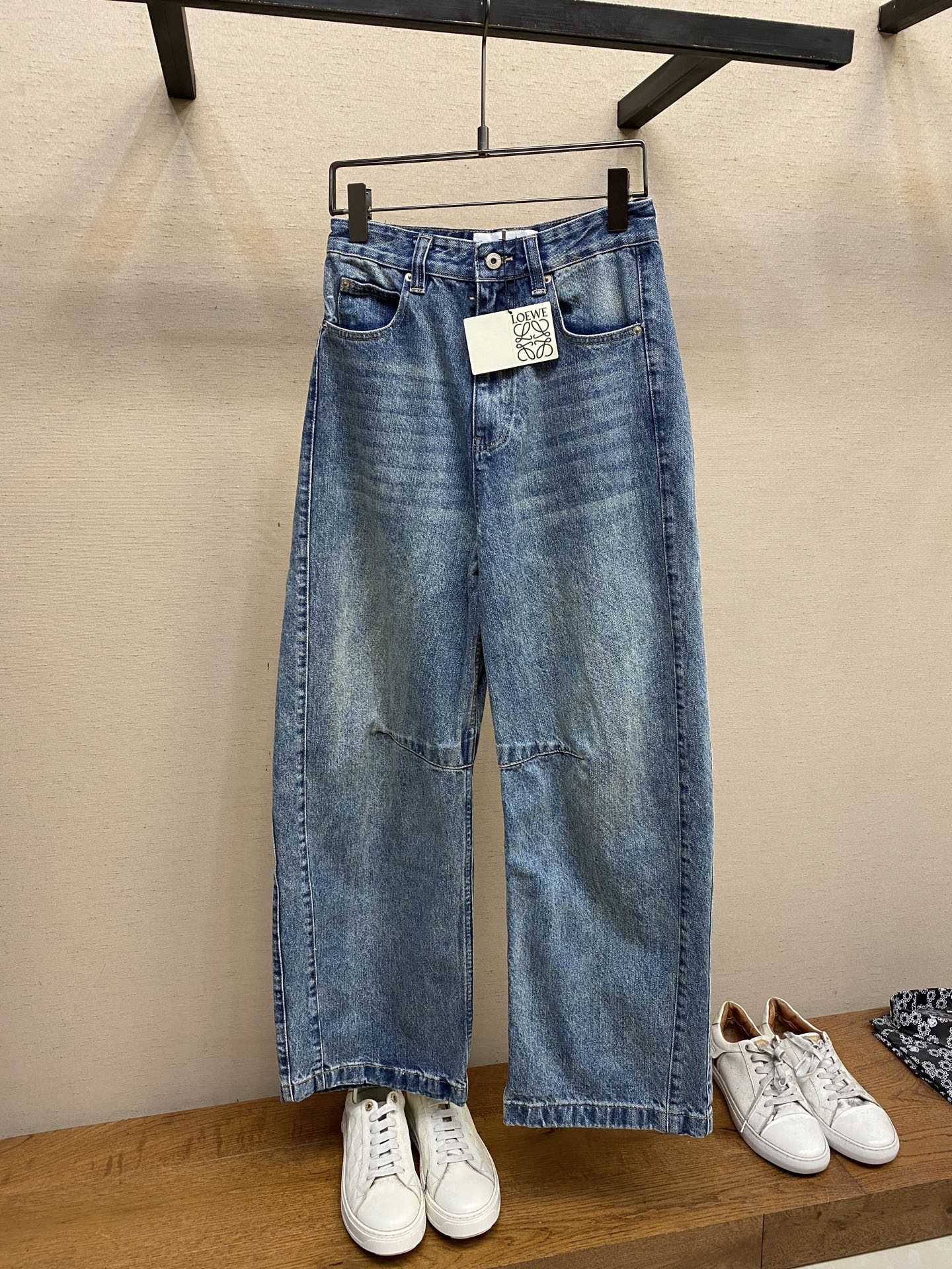 NO:130315,Loewe, loose scimitar jeans with high waist buckle double-entry pocket design, knee bend sewn to create a scimitar effect, effectively modify straight legs lines, wide-leg style, wear without restraint, the back waist leather mark relaxed and fashionable style, embellishing the legs while wearing a full high street casual style Size S, M, L,,loewe, jeans, alexander wang19860909Loewe、擦色宽松弯刀牛仔裤高腰系扣双插兜设计膝弯处缝制分割线打造弯刀效果有效修饰直腿线条阔腿版型穿着无束缚感 后腰皮标松弛时髦版型包容修饰腿型的同时 穿出满满的高街休闲风 尺码S,M,L,,loewe,jeans,alexander wang,Men's clothing