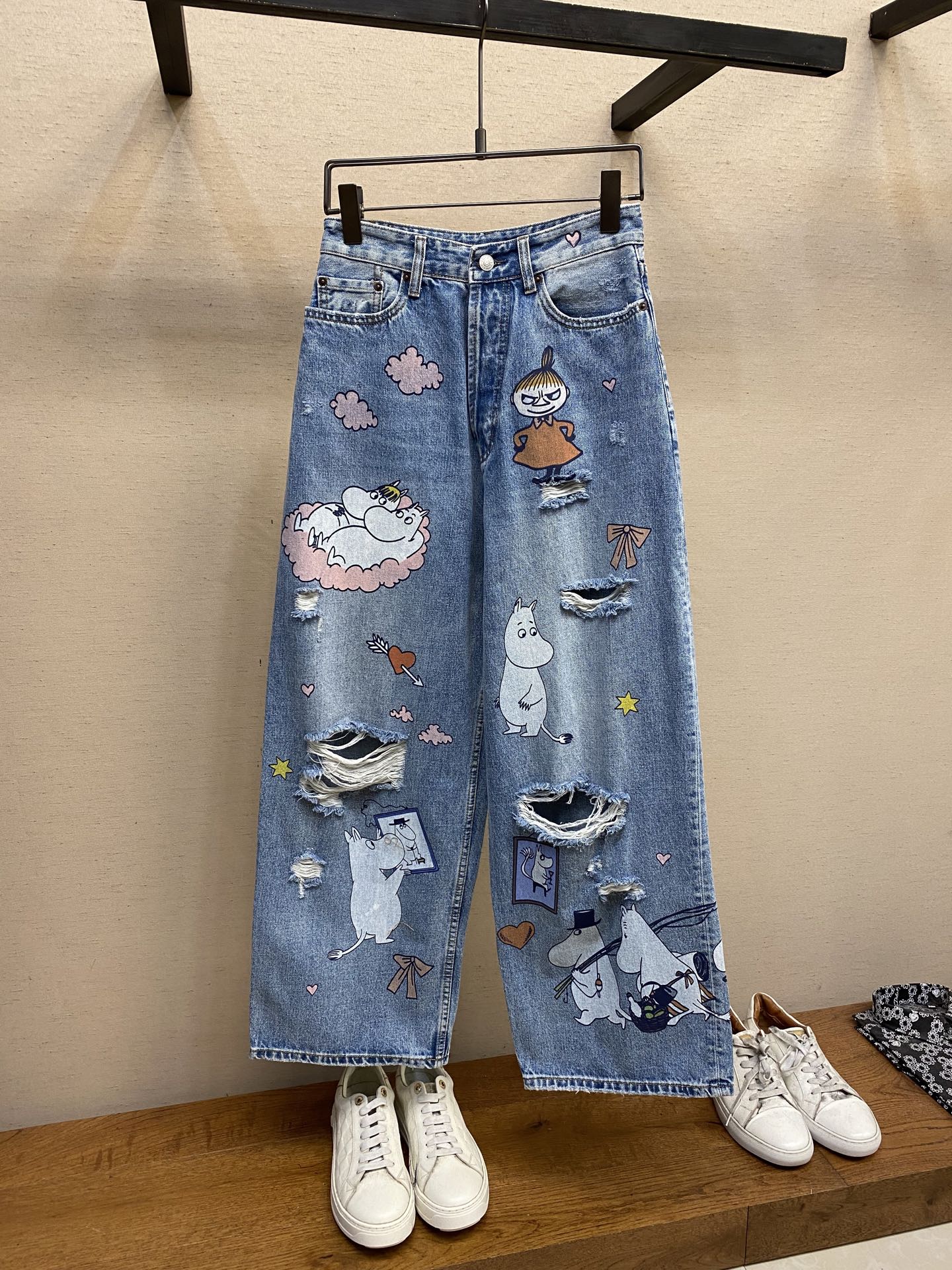 NO:130313,Acne Studios X MOOMIN Cartoon Printed Jeans Washed Denim Fabric Full-body Positioned Cartoon Print Washed Aged ripped effect Back with brand logo leather trim Button closure Men and women Size S-XL, acne studios,dior,jeans,alexander wang19860909Acne Studios X MOOMIN 卡通印花牛仔裤 水洗牛仔面料 全身定位卡通印花 水洗做旧破洞效果 后背饰有品牌标识皮饰 钮扣开合 男女同款 尺码S-XL,,acne studios,dior,jeans,alexander wang,Men's clothing