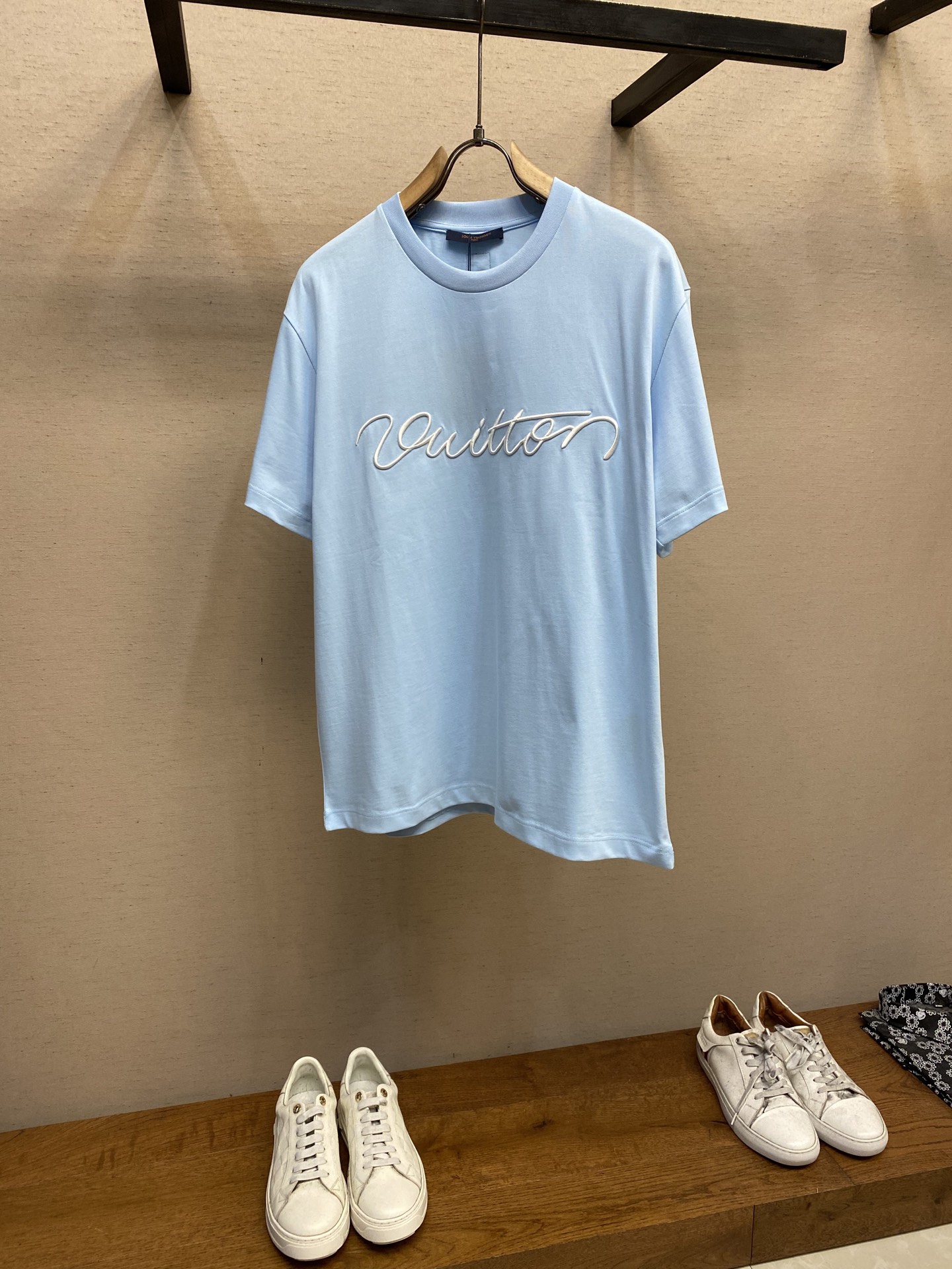 NO:130293,1V Louis Home This cotton three-dimensional embroidery brand logo pure cotton half-sleeved T-shirt is recommended for dry cleaning or wrapping the back of the laundry bag. It is recommended to quickly machine-wash and dry naturally when it is cold water on the back!  Size S-XL Color Pink, Blue, Khaki, louis vuitton,tees,t-shirt,alexander wang198609091V路易家本款棉质立体刺绣品牌logo纯棉半袖T恤 洗涤方式建议干洗或包裹洗衣袋反面单独冷水快速机洗自然晾干！ 尺码S-XL 颜色粉色,蓝色,卡其,,louis vuitton,tees，t-shirt,alexander wang,Men's clothing