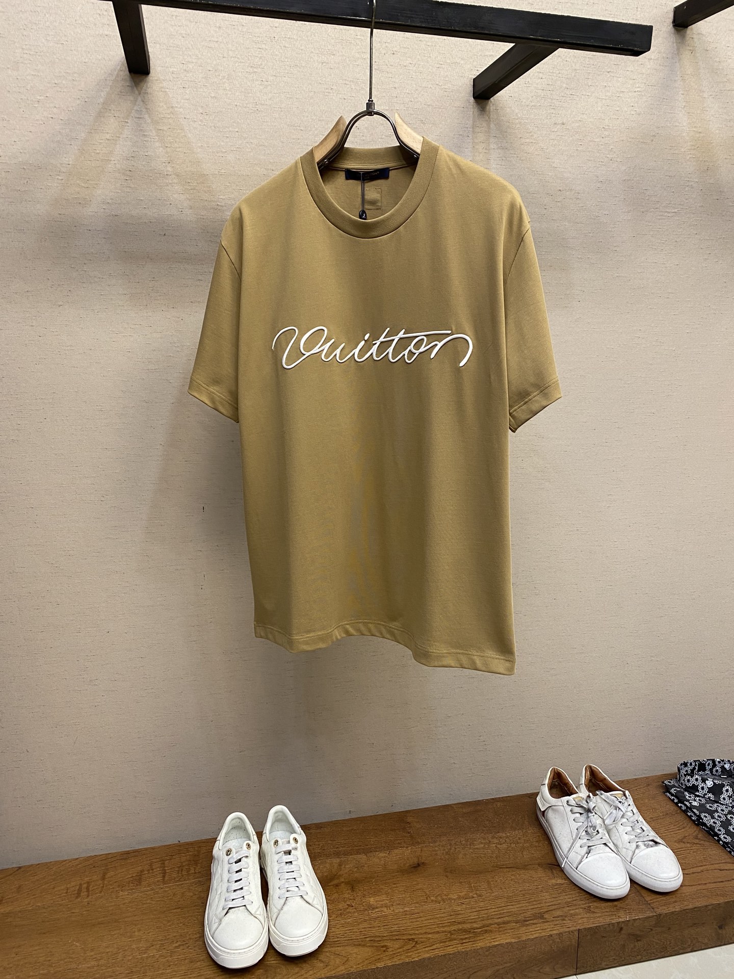 NO:134874,1V Louis Home This cotton three-dimensional embroidery brand logo pure cotton half-sleeved T-shirt is recommended for dry cleaning or wrapping the back of the laundry bag. It is recommended to quickly machine-wash and dry naturally when it is cold water on the back!  Size S-XL Color Pink, Blue, Khaki, louis vuitton,tees,t-shirt,alexander wang198609091V路易家本款棉质立体刺绣品牌logo纯棉半袖T恤 洗涤方式建议干洗或包裹洗衣袋反面单独冷水快速机洗自然晾干！ 尺码S-XL 颜色粉色,蓝色,卡其,,louis vuitton,tees，t-shirt,alexander wang,Men's clothing