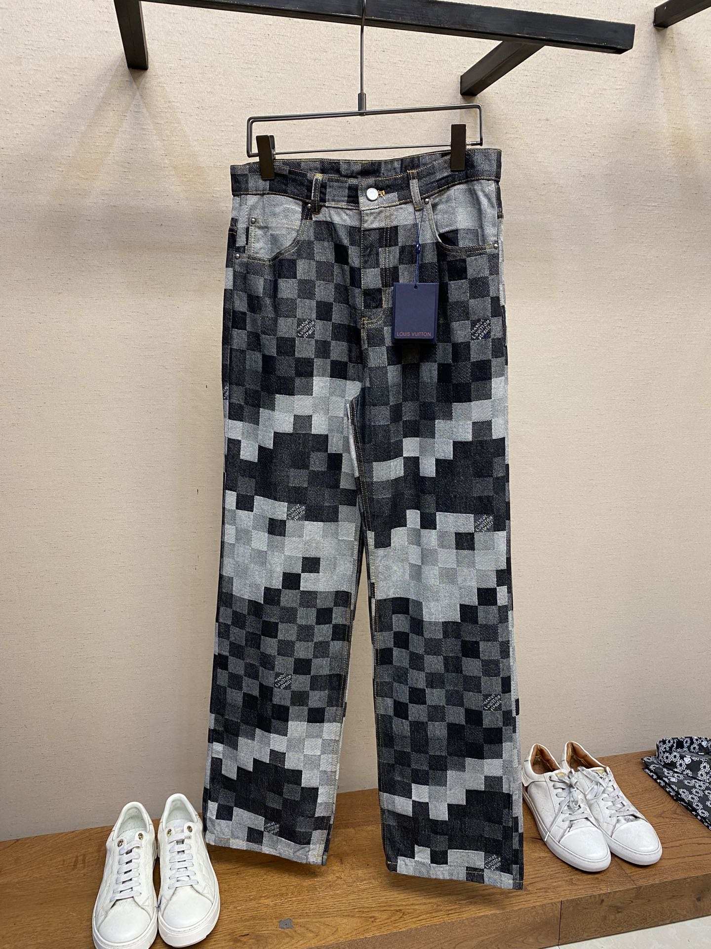 NO:130306,1V25ss mosaic checkerboard jeans custom made one-month cycle bamboo cotton denim developed as-is-original gradient mosaic plaid fabric, one to one restore on the letters on the denim, pearl hardware laser engraving logo rumble 6w pieces, single pearl button cost rmb, details are perfect, enzyme soaking and washing process after garment, finally hand-made nail buckle cannot be used, machinery and equipment buckles are not used because the button material is pearl, machine buckle scrap rate is 40. Full body mosaic lattice match cut, black and white lattice are all fixed-point positioning. Size 30, 32, 34, 36, manolo blahnik, jeans, alexander wang198609091V25ss马赛克棋盘格牛仔裤 定做一个月周期竹节棉牛仔布 原样开发渐变马赛克格子面料 牛仔上字母提花一比一还原 珍珠五金镭射刻字logo起订量6w颗 单颗珍珠扣子成本rmb 细节处理完美 成衣后作酵素浸泡洗水工艺 最后采用手工钉扣 不能使用机器设备打扣 因为扣子材料是珍珠 机器打扣报废率40.全身马赛克格子对位裁剪 黑白格全部定点定位. 尺码30,32,34,36,,manolo blahnik,jeans,alexander wang,Men's clothing