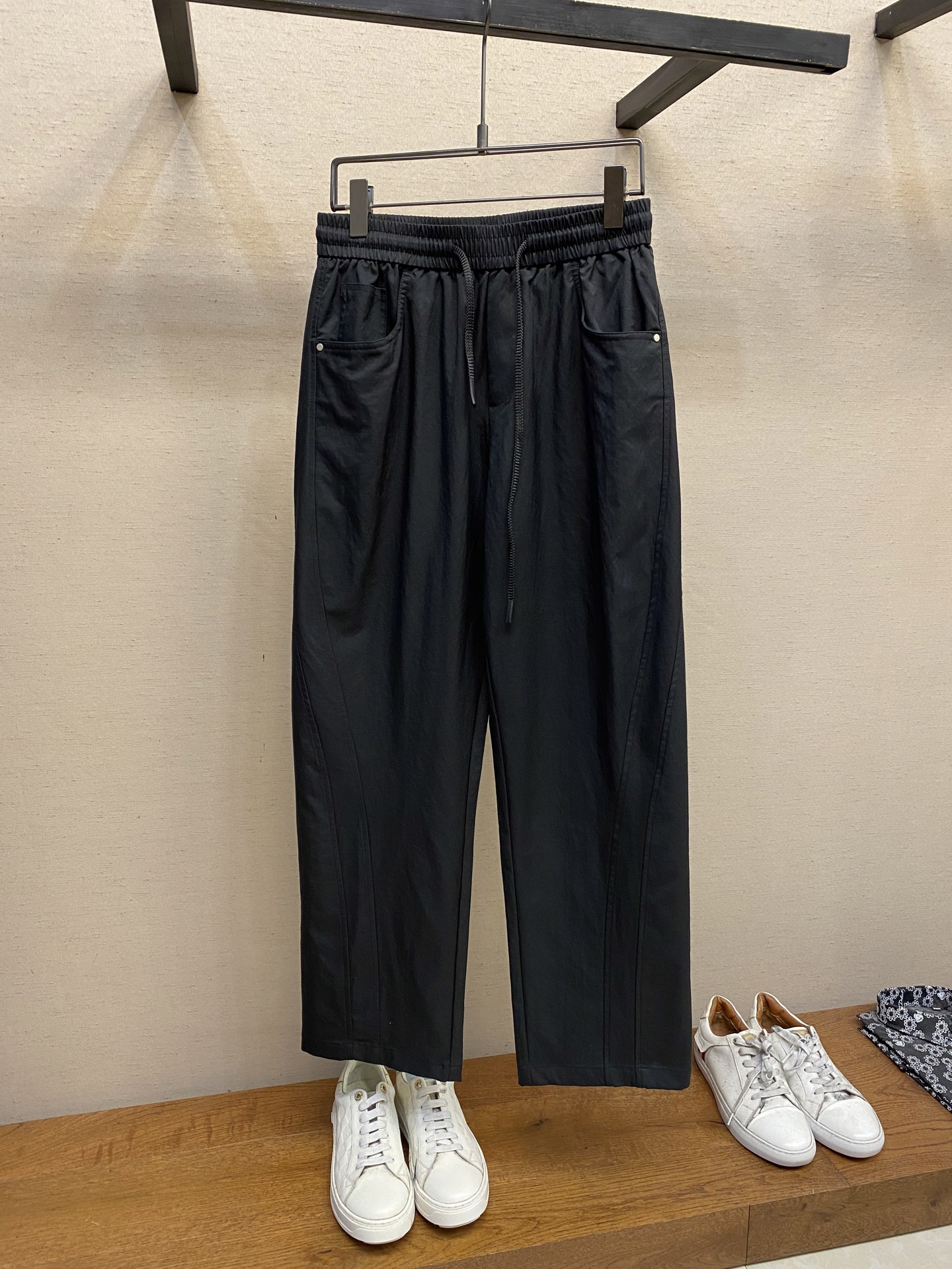 NO:130303,Prada and P series carbon black splicing scimitar loose casual pants pants. Exported small fine products, the hottest pants this year!  Comfortable Muji style outfit, loose wide-leg shape, and not bloated, it also looks super neat and casual and cool and fashionable. The fabric is customized with high-end technology fibers, with a slightly wrinkled texture on the surface, thin and drooping. Brothers who like daily loose outfits, I highly recommend this one. Size XS-L, prada, alexander wang19860909Prada、P系炭黑拼接弯刀宽松休闲神裤 裤子.出口小精品,今年最火热的神裤！舒适感的muji风穿搭,宽松的阔腿造型上身不臃肿之余,还显得超级利落,率性的酷酷时髦感.面料是高级科技纤维定制,表面带有微皱褶肌理感,薄而有垂感,喜欢日常松弛穿搭的兄弟,超级推荐这条 尺码XS-L,,prada,alexander wang,Men's clothing