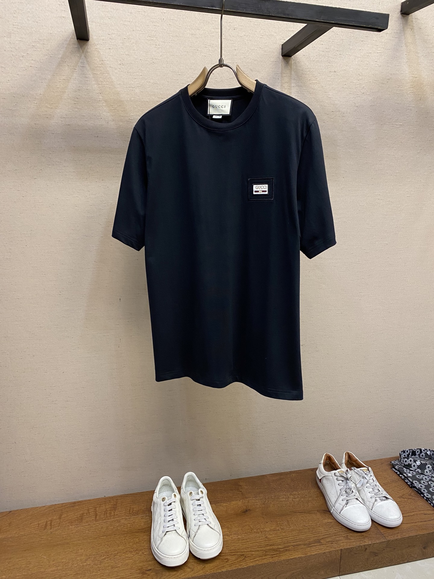 NO:130300,Gucci and GG deep blue micro-label stickers for couples. Short-sleeved T-shirts for couples. Fashionable and versatile couples’ items, recommended for the new spring and summer models of Xiaogu Family!  This dark blue T-shirt is close to black, with a simple and elegant small logo design style, GU felt logo patch, gold embroidered white cloth forms a sharp contrast with the black bottom, highlighting the value attributes of the product. Customized high-weight pure cotton fabric, with a tidy feel, hard and stylish, comfortable and breathable. Loose OS gallery cutting, casual and atmospheric upper body, fashionable and luxurious. Same model for men and women. Size XS-L,,gucci,gucci,T-shirt,tees,t-shirt,alexander wang19860909Gucci、GG深藏蓝微标贴饰情侣款短袖T恤 时髦百搭的情侣款单品,小古家族25春夏新款推荐！这款深藏蓝色T恤实物接近黑色,简约大方的小logo设计款,GU毛毡徽标贴饰,金色绣字白色布与黑色底身形成鲜明对比,更加凸显出品P价值属性.客供定制高克重纯棉布面料,手感扎肉 着身硬有型,舒适透气.宽松OS廊形裁剪,上身休闲大气,时尚高奢.男女同款 尺码XS-L,,gucci,gucci,T-shirt,tees，t-shirt,alexander wang,Men's clothing