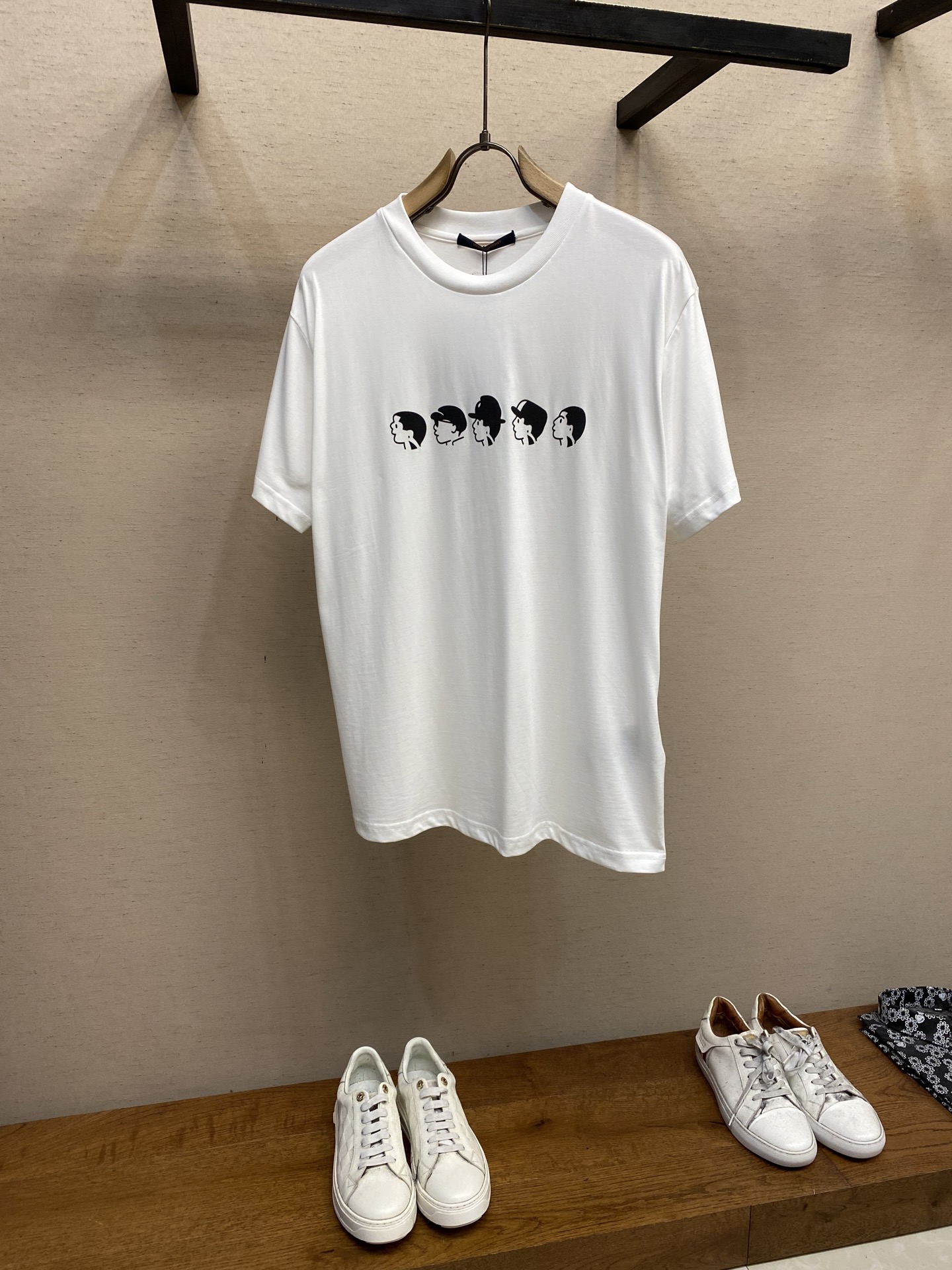 NO:130294,1V character avatar printed short-sleeved T-shirt. It uses custom mercerated elastic cotton fabric, the fabric is soft and breathable, and the front and back simple avatar printed pattern design. The hair is made of multi-layer thick coating, full of texture, and embroidered with the back collar embroidered nameplate. It can be matched with the bottoms of the same season to create a fashionable look, customized accessories, the same size as men and women. Size S-XL, T-shirt,tees, t-shirt,alexander wang198609091V人物头像印花短袖T恤.采用定制丝光弹力棉质面料,面料柔软透气,前后幅简笔头像印花图案设计,头发采用多层厚涂,质感满满,后领刺绣铭牌点缀,可与同季下装搭配营造时尚造型,定制辅料 男女同款 尺码S-XL,,T-shirt,tees，t-shirt,alexander wang,Men's clothing