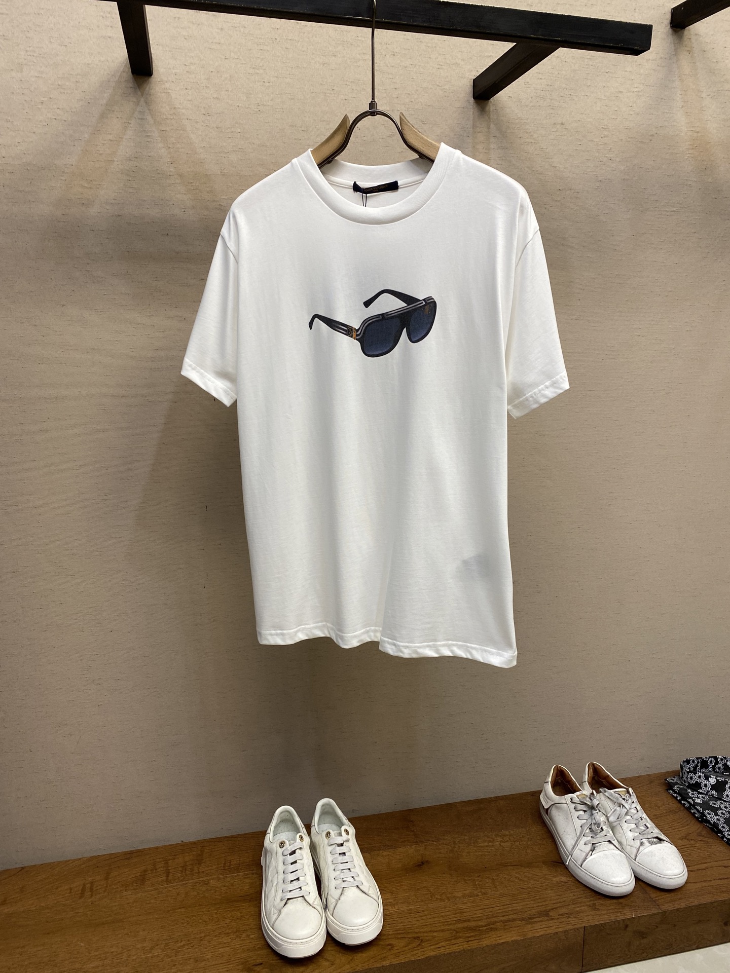 NO:130297,1V glasses, sunglasses printed short-sleeved T-shirt. It uses customized mercerated elastic cotton fabric, the fabric is soft and breathable, printed pattern design, and the hair is made of multi-layer thick coating, full of texture. It can be matched with the bottoms of the same season to create a fashionable look, customized auxiliary materials, the same style as men and women!  Size S-XL, T-shirt,tees,t-shirt,alexander wang198609091V眼镜墨镜印花短袖T恤.采用定制丝光弹力棉质面料,面料柔软透气,印花图案设计,头发采用多层厚涂,质感满满 可与同季下装搭配营造时尚造型,定制辅料,男女同款！ 尺码S-XL,,T-shirt,tees，t-shirt,alexander wang,Men's clothing