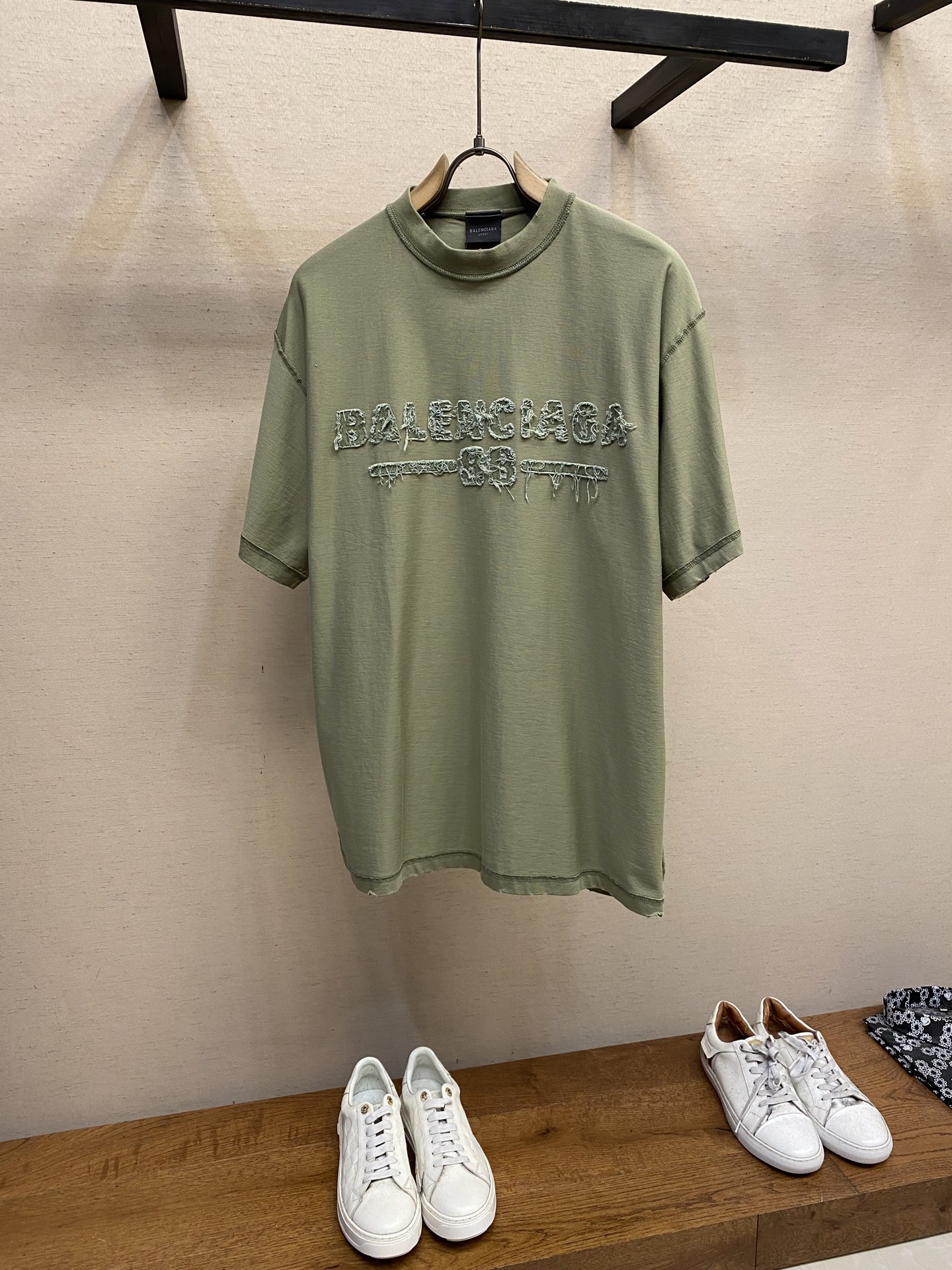 NO:130291,Balenciaga, BLCG Paris patch embroidered short-sleeved T-shirt. Couple suit T-shirt on the back. Fixed woven and dyed double yarn 32s260g Paris cotton material. The unique 320g cross thread neckline is equipped with patch embroidery technology. The whole line is straight and delicate, the fabric is comfortable and soft, and the color is consistent and has no color difference. It can be matched with the same style to create a fashionable look, control various occasions, customize auxiliary materials, the same style for men and women!  Size XS-L, balenciaga, T-shirt,tees, t-shirt,alexander wang19860909Balenciaga、BLCG巴黎贴布刺绣短袖T恤.反面穿情侣装T恤.定织定染双纱32s260克巴黎棉料 配套独有的320克十字螺纹领口 采用贴布刺绣工艺 田岛绣花机绣花 整体走线平直细腻,面料舒适柔软,颜色一致无色差 能与同款搭配营造时尚造型,驾驭各种场合,定制辅料,男女同款！ 尺码XS-L,,balenciaga,T-shirt,tees，t-shirt,alexander wang,Men's clothing