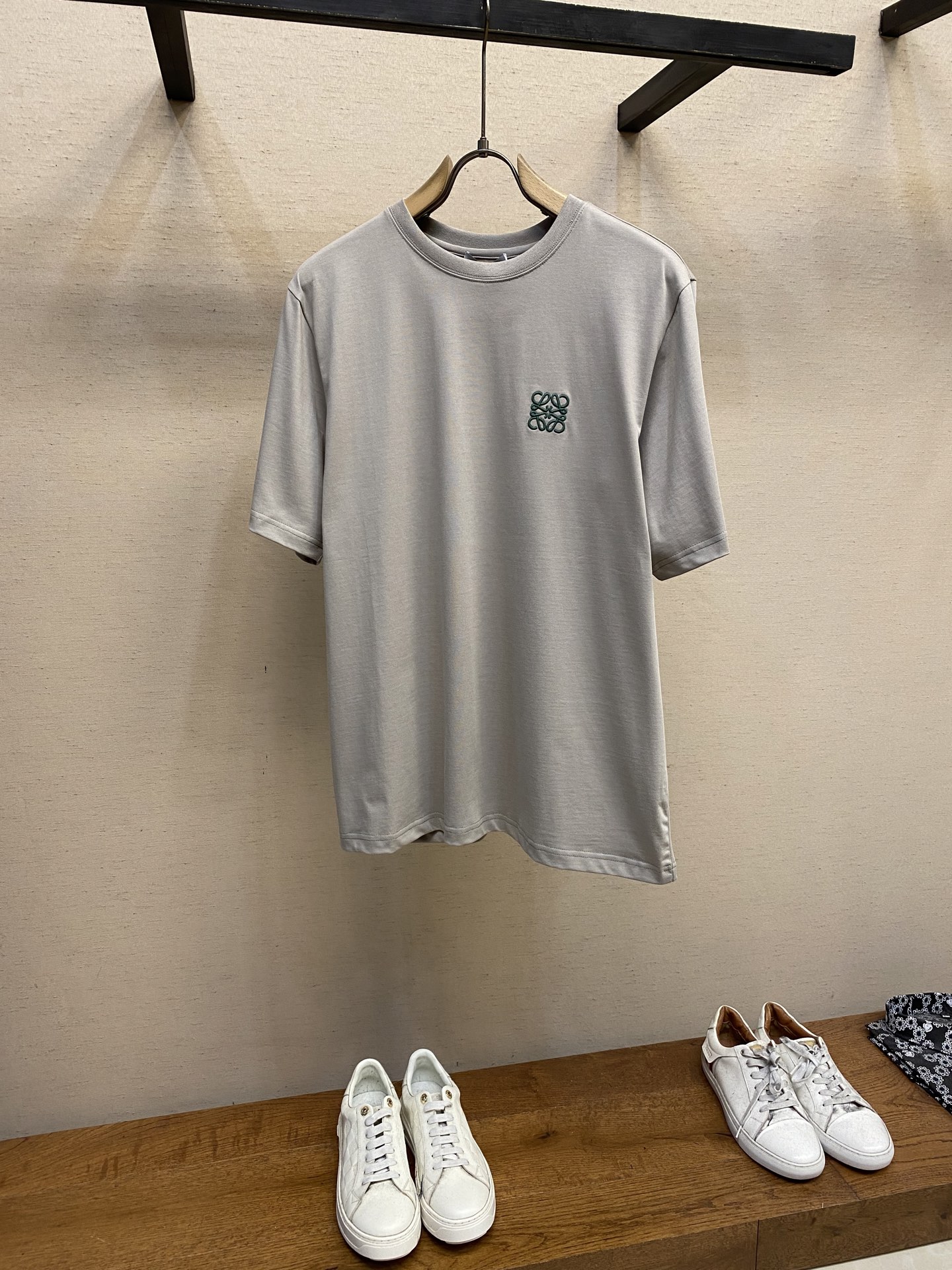 NO:135128,Loewe, LW spring and summer new style ~ Khaki oil painting printed short-sleeved T-shirts Simple and durable khaki series, from LW high-end high-end products, easy to wear with no brains, classic round neck, comfortable and versatile ~ Customer-supplied jersey cotton fabrics are environmentally friendly, and the inner knitted like scaly wings shows perfect effect. Craft-based washing makes the cotton more fit and thick, smooth and draped. The front of the clothes is decorated with classic LW** logo embroidery, and the back is the latest oil painting craft printing design, with clear and delicate printing, and the color is beautiful. The rib knitted collar cuff bottom is neat and delicate, the overall quality control is rigorous and fine, loose OS style cut, can be worn alone or with a base and layered to create a trendy look!  Same model for men and women Size XS-L, loewe, T-shirt,tees, t-shirt,alexander wang19860909Loewe、LW春夏新款~卡其色油画印花短袖T恤 简约又耐看的卡其色系列, 来自LW高奢精品,不费脑搭配轻松穿出少年感, 经典圆领,舒适百搭~ 客供平纹针织棉面料环保级别, 内里针织如鳞翅般的工整呈现完美效艺. 工艺化水洗让棉料更为贴合厚实,柔滑垂坠.衣服正面是经典LW**logo刺绣点缀, 后背是最新油画工艺印花设计,印花清晰细腻,色泽视丽. 罗纹针织领口袖口底摆工整细致,整体品控严谨精细, 宽松OS版型裁剪,可单穿或内搭打底叠穿出潮流造型！男女同款 尺码XS-L,,loewe,T-shirt,tees，t-shirt,alexander wang,Men's clothing