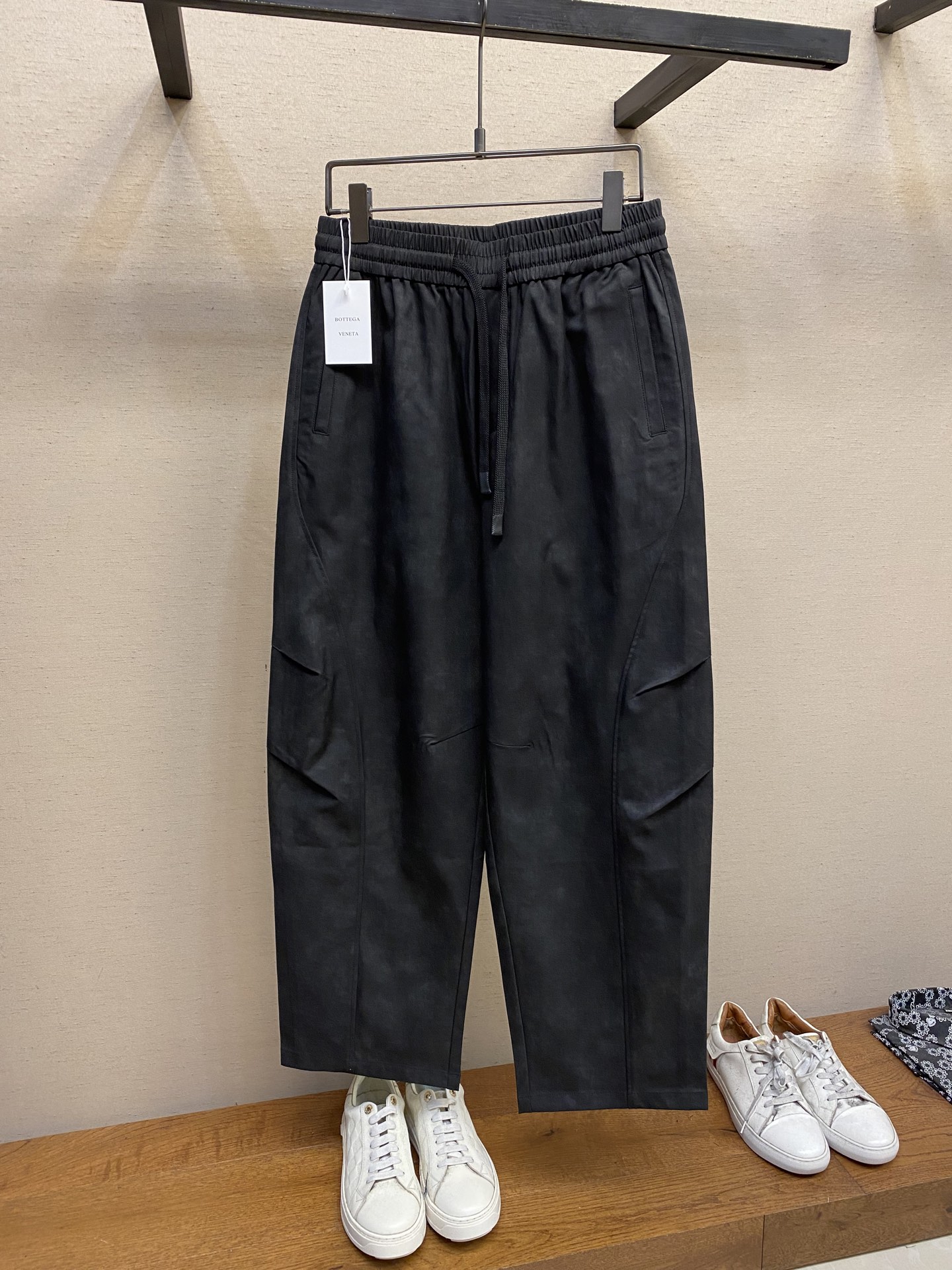 NO:131469,BV high-end custom Galaxy fabric ~ Multi-cut sheet splicing paratrooper pants. Good products with slow hand-free channels, nightmare of small factories, private European goods channels. The fabric is light and breathable but draped, full of accumulation, perfectly adapted to various trendy shoes. Different sizes can be worn to create different flavors, wash clothes to be worn, and different gloss under different halos. Knock the key points. The fabric will have starlight under the light at night, like the Galaxy in the extreme night sky. Details only available in original orders, so it is also called Galaxy fabric. The pants have a retro, old and cool feeling during the day, while at night, it is luxurious and mysterious Galaxy light spots, extremely luxurious!  With the perfect trouser style, you can surprise you all day long. Men's size XS-L, bottega veneta, alexander wang19860909BV高级定制银河面料~多裁片拼接伞兵裤 手慢无的渠道好货,小厂的噩梦,私人欧货渠道.面料轻盈透气却又垂坠,堆积感十足,完美适配各种潮鞋.不同码数可以穿出不同味道 ,成衣水洗做旧,不同光晕下泛不同光泽. 敲重点 面料夜晚灯光下会有星光,像极夜空中的银河.只有原厂订单才有的细节,所以又称银河面料.裤子白天具有复古做旧痞酷感,夜晚则高奢神秘银河光点,奢华至极！加以完美裤型可全天给你惊喜感. 男款 尺码XS-L,,bottega veneta,alexander wang,Men's clothing