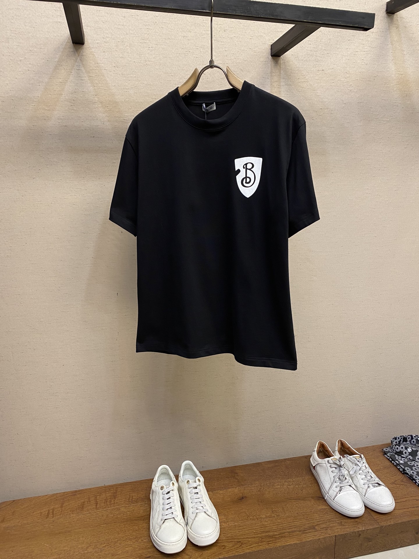 NO:135131,BBR shield printed B-line round neck short-sleeved T-shirt, whoever wears it is handsome, a versatile item for summer couples!  The front chest B-shaped shield printing pattern design, B-home brand new elements this year, very hot logo. Simple and atmospheric design, it looks comfortable to look. Customer-supplied plain cotton fabric, high-weight pure cotton brings a comfortable and breathable experience, and the upper body is hard and shaped. Loose OS style cut, current trendy dressing STYLE template. Same model for men and women. Size XS-L, T-shirt,tees, t-shirt,alexander wang19860909BBR盾牌印花B字圆领短袖T恤 谁穿谁帅气,夏季情侣款百搭单品！前胸B字盾牌印花图案设计,B家今年全新元素,非常火热的logo.简约大气的设计,看着就是舒服.客供平织棉布面料,高克重纯棉带来着身舒适透气体验,上身硬挺显型.宽松OS版型裁剪,当下潮流穿衣STYLE范本.男女同款 尺码XS-L,,T-shirt,tees，t-shirt,alexander wang,Men's clothing