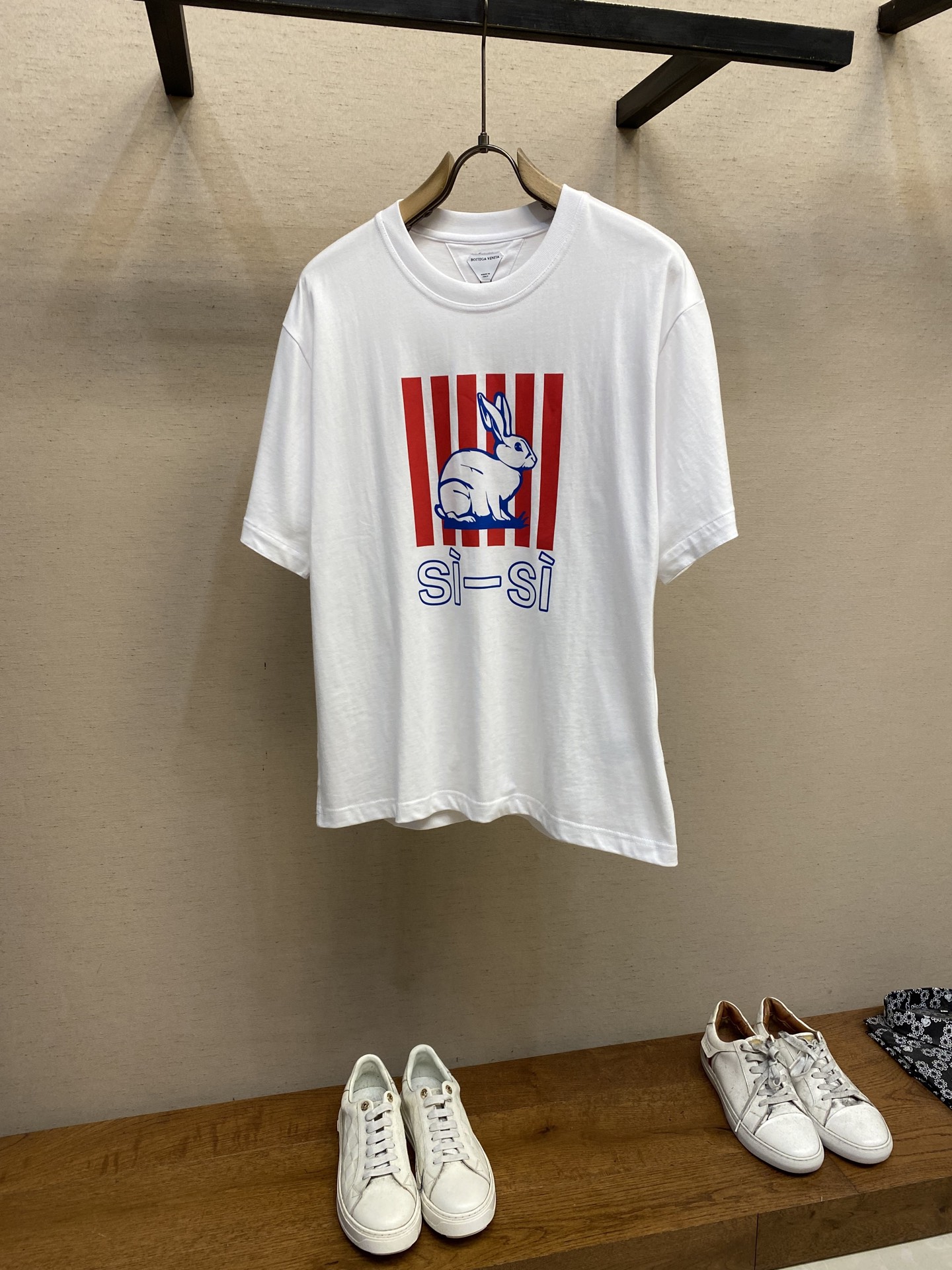 NO:131465,BV Big White Rabbit Printed Round Neck Short Sleeve T-shirt Lightweight pure cotton fabric, light texture, soft and comfortable feel, it fits the skin very well when worn. S-S print pattern, natural and soft visual effect. Color white Size XS-L,,bottega veneta,T-shirt,tees,t-shirt,alexander wang19860909BV 大白兔印花圆领短袖T恤 轻盈质地纯棉质面料,质地比较轻薄,手感柔软舒适,穿着起来非常贴合皮肤. S-S印花图案,自然、柔和的视觉效果. 颜色白色 尺码XS-L,,bottega veneta,T-shirt,tees，t-shirt,alexander wang,Men's clothing