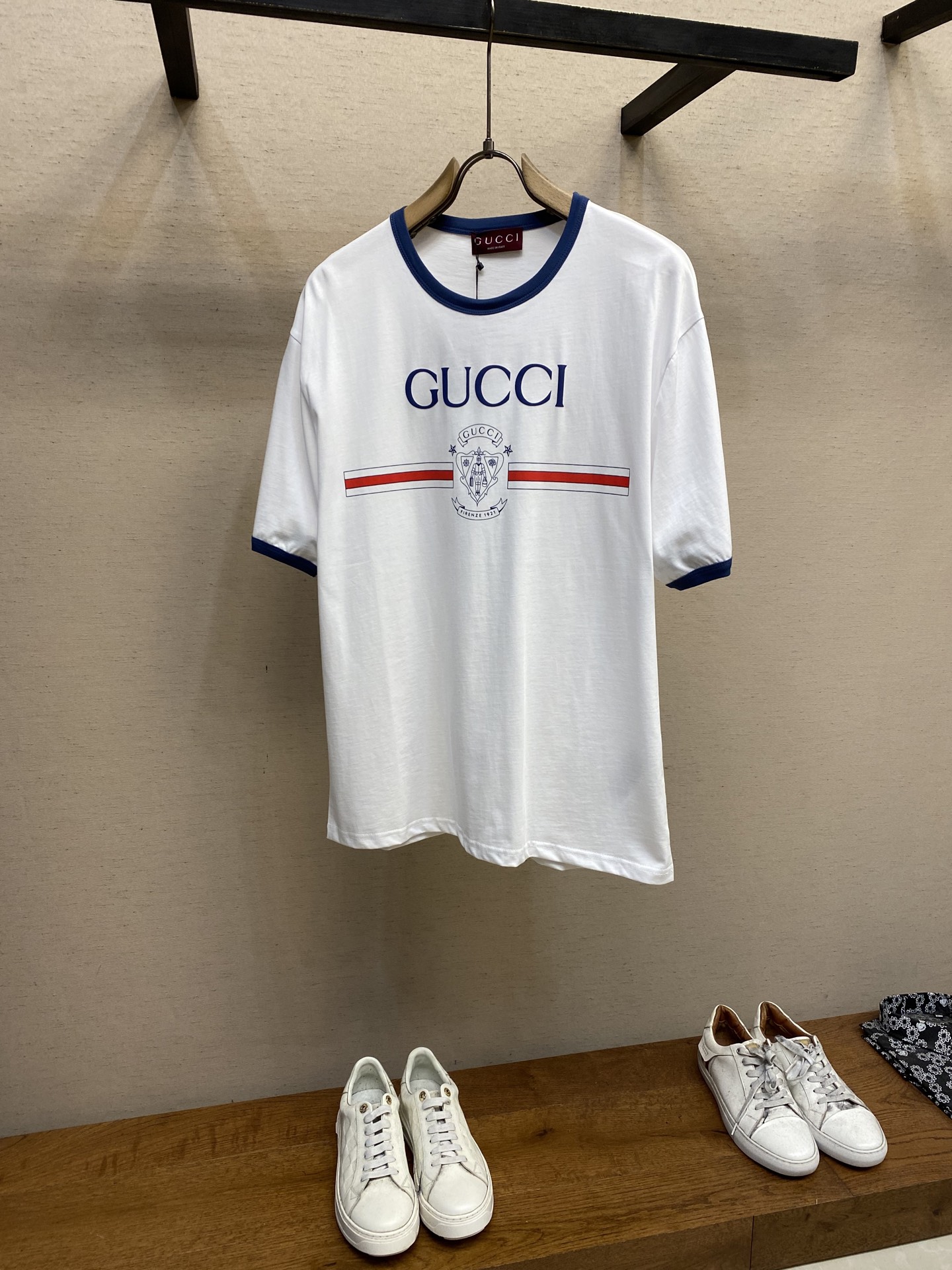 NO:131467,Gucci and GU luggage compartment printed round neck short-sleeved T-shirts are made of special dense cotton fabric, which has good moisture absorption and breathability!  Firenze 1921 beggar badge prints, three-dimensional pattern, forming a slight 3D effect. Loose clothes cut, no body binding or body shape, the same style for men and women!  Size XS-L, gucci, T-shirt,tees, t-shirt,alexander wang19860909Gucci、GU行李员印花圆领短袖T恤 特纺密棉面料材质,具有良好的吸湿透气性！ Firenze 1921行李员徽章印花,图案立体,形成轻微的3D效果. 宽松衣型裁剪,不束身不限制身型,男女同款！ 尺码XS-L,,gucci,T-shirt,tees，t-shirt,alexander wang,Men's clothing