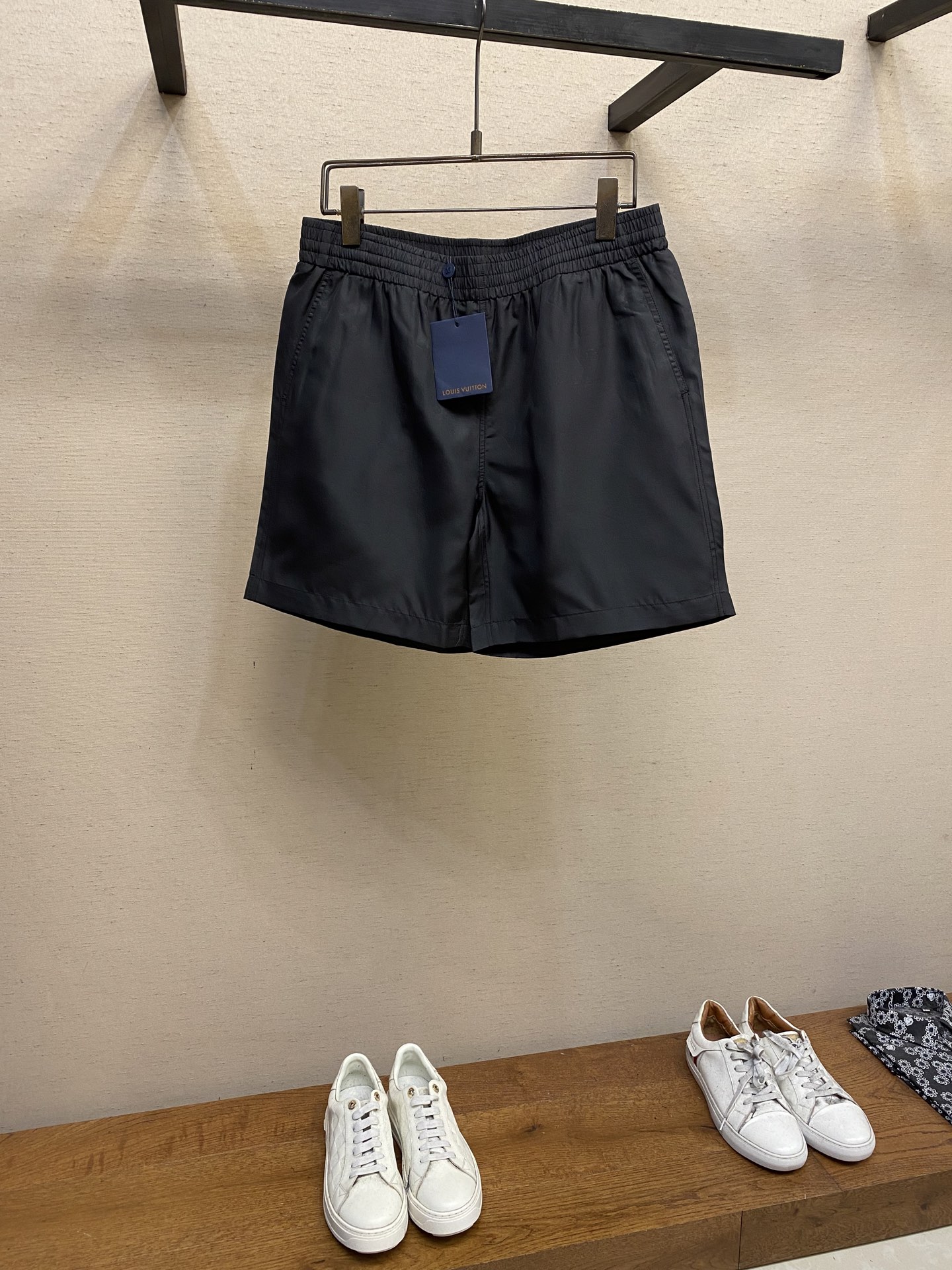 NO:131470,1V Louis FW Presbyterian full-print nylon fabric shorts Beach pants Ordered jacquard tie-dye Full set of custom hardware accessories Lined full mesh Quick-drying breathable and comfortable It is recommended to wrap the laundry bag on the back side and quickly knead it quickly and clean it separately!  The first black designer in 1V history. He is the CEO and founder of Off-Whit*. Yes, those celebrity idols are all calling, and items with yellow streamers and warning slashes are all from him. Virgil Abloh can be said to be a real 