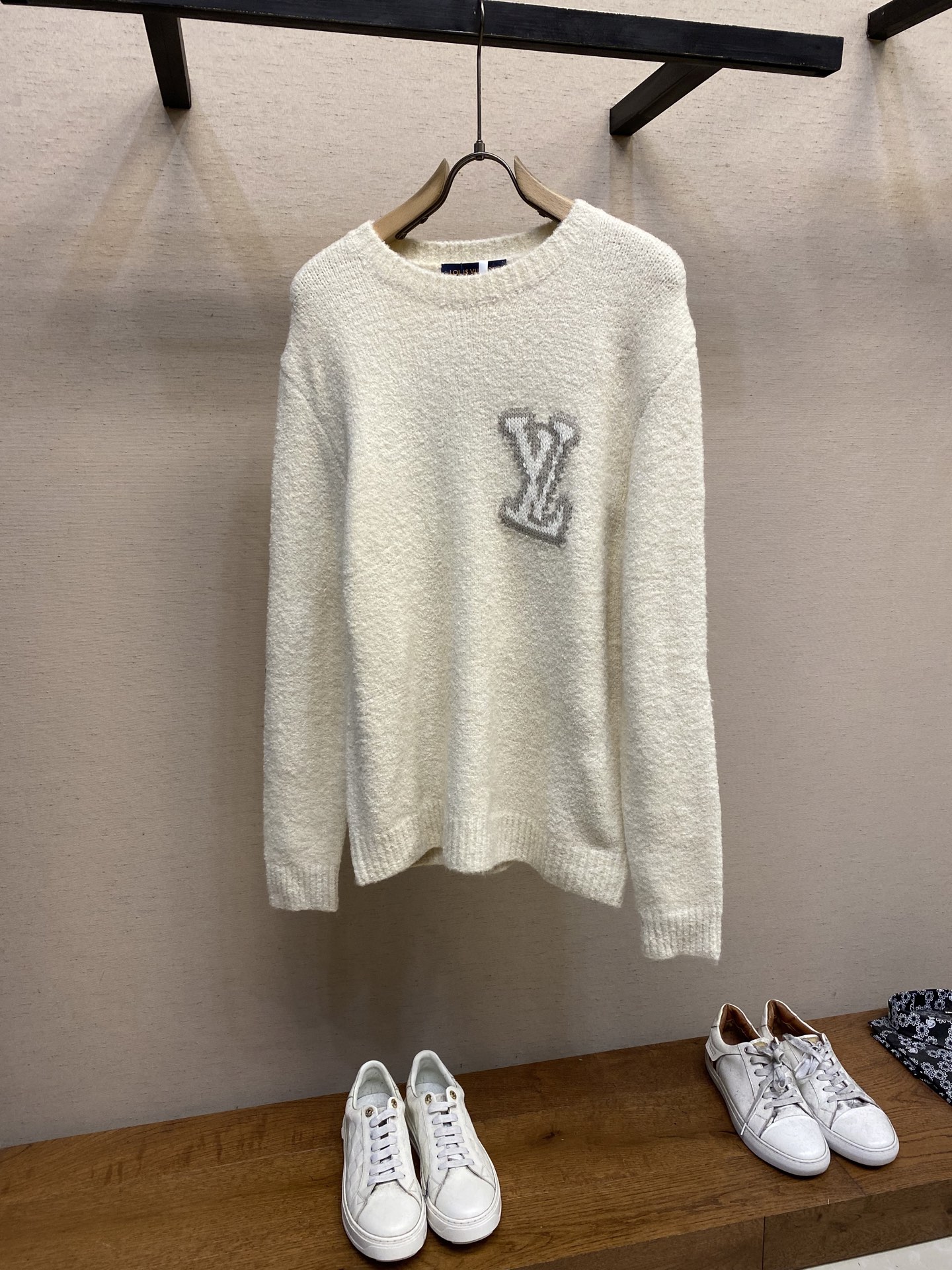 NO:131472,1V Louis FW wool blended front and back inlay 1V letter round neck shirt is comfortable and warm to easily integrate leisurely and modern styles. It creates an elegant stacking choice for cold seasons. Good choice for cold seasons. Washing is only for dry cleaning!  Size S-XL, louis vuitton,alexander wang198609091V路易家FW 绵羊毛混纺前后嵌花1V字母圆领衫穿着舒适保暖可轻松融入闲适及摩登造型.成就寒冷时节的雅致叠搭选择.寒冷时节佳选. 洗涤方式仅限干洗！ 尺码S-XL,,louis vuitton,alexander wang,Men's clothing