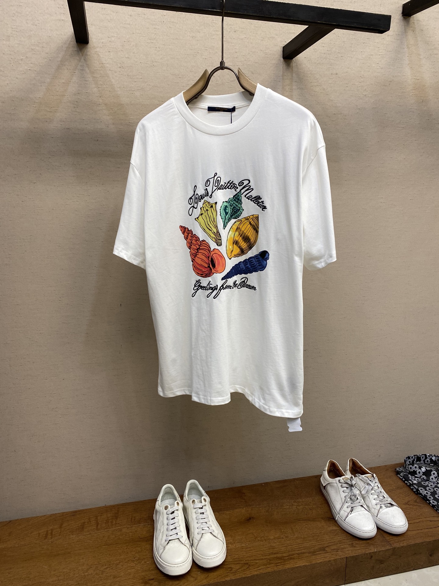 NO:131474,1V, 1V Louis Home FW Spring and Summer Series Philippine Dong Press Conference Direct-Spray Printing/Embroidered Half-Sleeve Conch T-shirts. It is highly recommended to dry cleaning or reverse wrap laundry bags for super soft cold water and quickly machine-washing and drying naturally!  Avoid soaking in warm water and washing hands. Size S-XL, louis vuitton,tees,t-shirt,alexander wang198609091V、1V路易家FW春夏系列菲董发布会直喷印花/刺绣半袖海螺T恤  强烈建议干洗或反面包裹洗衣袋超柔冷水快速机洗自然晾干！忌温热水浸泡手洗手搓 尺码S-XL,,louis vuitton,tees，t-shirt,alexander wang,Men's clothing