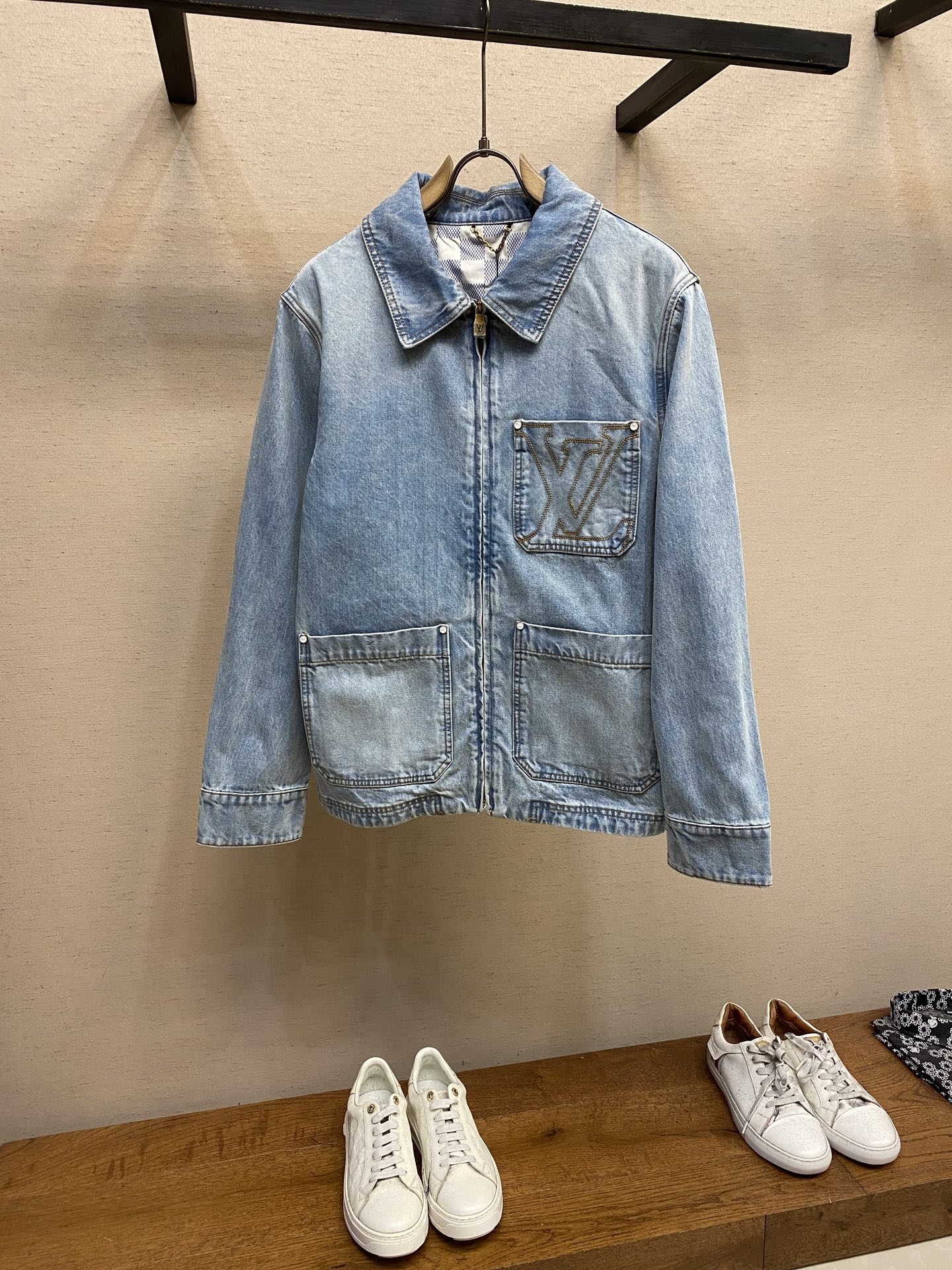 NO:135124,1V new tool zipper denim jacket is made of delicate cotton. It uses a washing process to create a lightweight effect, making it a warm and lightweight choice. 1V embroidered breast pockets and rear nuboured leather 1V patches highlight the exquisite details, pearlescent buttons and rivets add a Dandy style. Size 46 48 50 52,,jackets & coats,alexander wang198609091V 新款工装拉链牛仔夹克取材细腻棉布 以水洗工艺营造轻微做旧效果,成就温暖时节的轻盈之选.1V 刺绣胸袋和后部正绒面革 1V 贴饰彰显考究细节,珠光纽扣和铆钉再添丹迪格调. 尺码46 48 50 52,,jackets & coats,alexander wang,Men's clothing