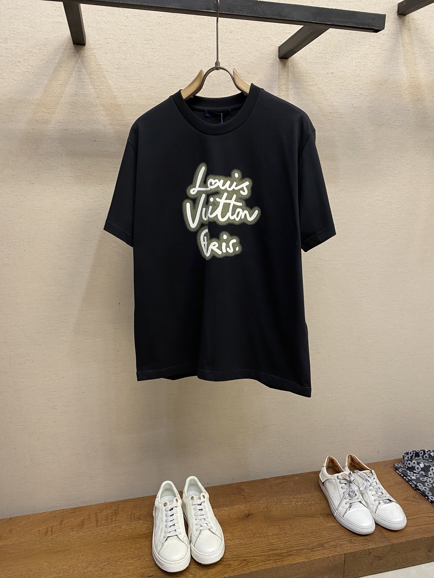 NO:442066,1V Louis Home This T-shirt is made of soft cotton knitted to create a classic straight-fitting style, and incorporates neon visual effects into the handwritten Louis Vuitton Paris logo on the front, giving a clever greeting to the eye-catching style of the 2025 spring and summer show. Pure cotton half-sleeved T-shirt. It is recommended to dry cleaning or wrap the back of the laundry bag and quickly machine-wash and dry naturally!  Size S-XL, louis vuitton,tees,t-shirt,alexander wang198609091V路易家 本款 T 恤以柔软棉质针织塑造经典直身版型,为正面的手写体路易威登巴黎标识融入霓虹视效,巧妙致意 2025 春夏秀场的瞩目风范.纯棉半袖T恤 洗涤方式建议干洗或包裹洗衣袋反面单独冷水快速机洗自然晾干！ 尺码S-XL,,louis vuitton,tees，t-shirt,alexander wang,Men's clothing