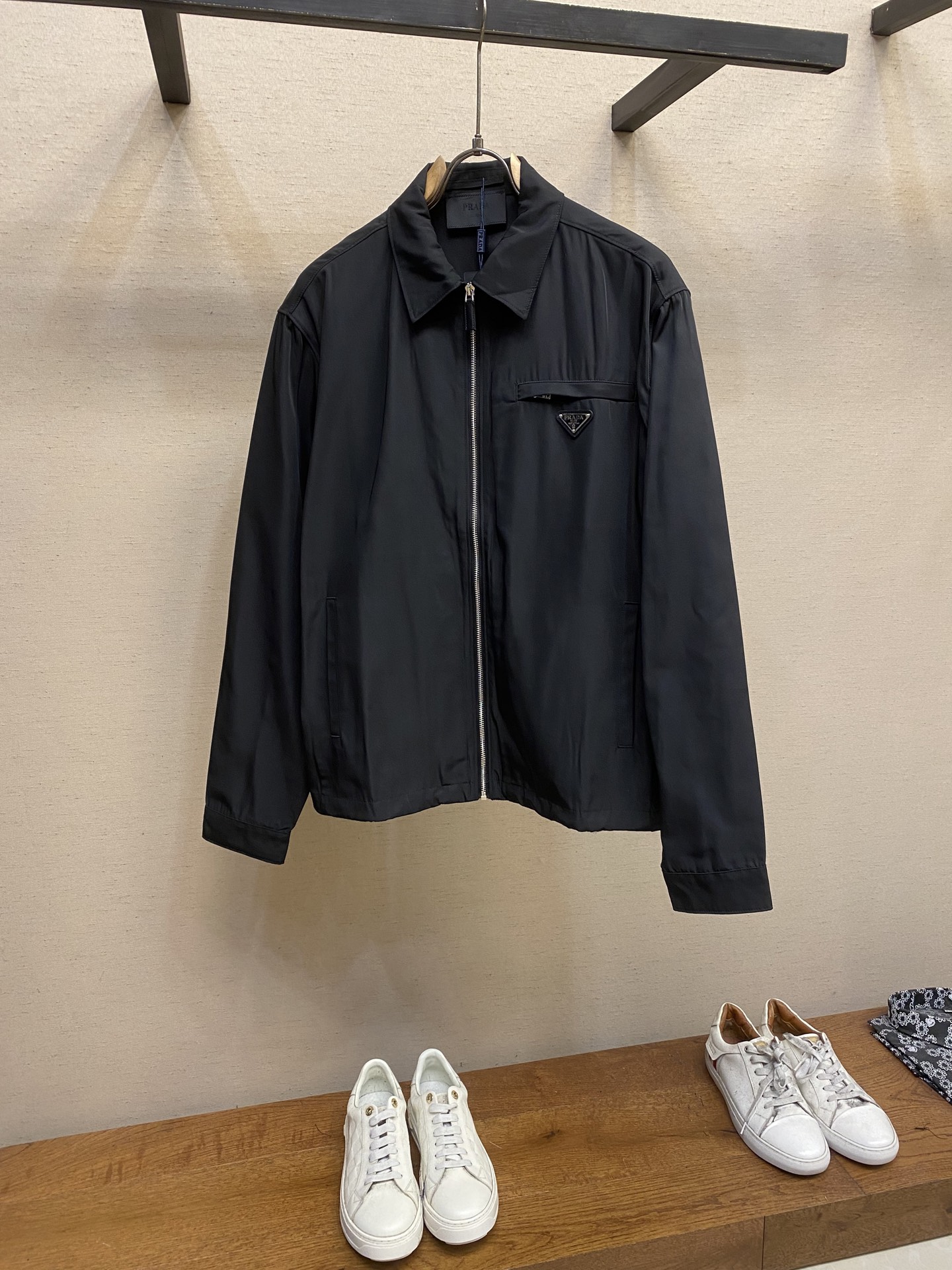 NO:144473,Prada, men's casual jacket.ss, new early spring style, decorated with the iconic metal triangle logo, structural tailoring design changes to show the diverse image changes of men, slim and neat, tailoring, satisfying the popular multi-layered outfits nowadays, highlighting the brand's charming fashion taste, and the detailed design is indifferent. Short style with a slightly closed ribbed hem design, twill fabric hard and stiff attributes maintain the styling, neat and clean and easy to lengthen the body proportions. Don't look too good on the upper body [smile]... Size S-XL,,prada, jackets & coats, jackets & coats, alexander wang19860909Prada、男士休闲夹克外套.ss、早春新款、饰有标志性金属三角形徽标,结构性剪裁的设计改变来展现男士多样的形象变化,修身利落、剪裁合体,满足时下正流行的多层次穿搭,彰显出品牌迷人魅力的时尚品味,细节设计显闷骚.短款版型搭配微收罗纹下摆设计,斜纹面料硬挺属性保持造型感,利落干净轻松拉长身体比例.上身不要太好看哦[偷笑]..... 尺码S-XL,,prada,jackets & coats,jackets & coats,alexander wang,Men's clothing