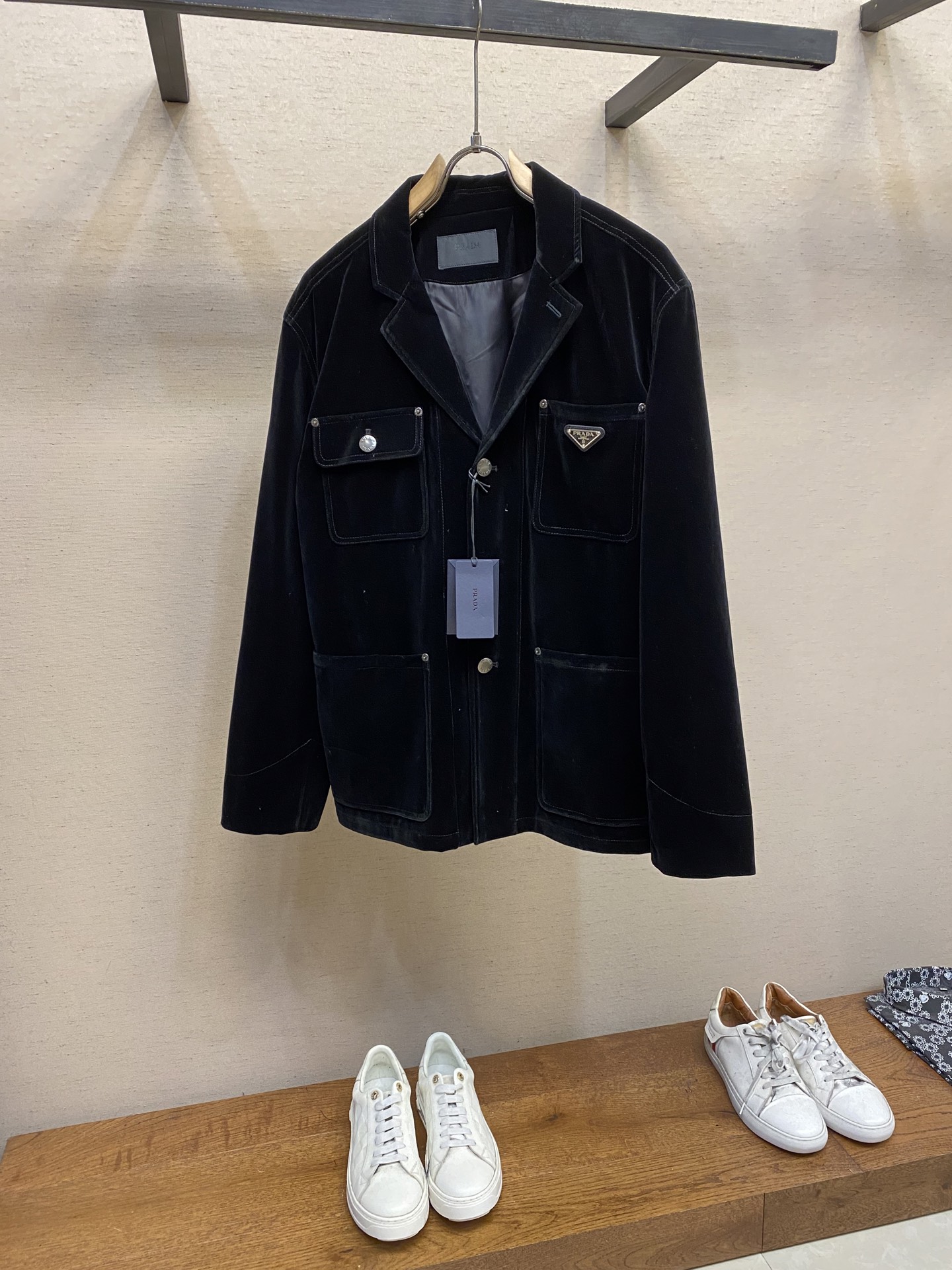 NO:135138,Prada Velvet Denim Denim Jacket The fabric is made of velvet texture. It not only retains the classic style of denim, but also adds a soft and delicate touch, enhancing the overall sense of high-end. Through special treatment, it presents an unwashed original texture, low-key and elegant. The craftsmanship and detailed short jacket design, and the lapel elements of traditional suits are neatly cut, suitable for a variety of figures, making it fashionable and formal. The button plaque on the front adds a classic feeling. There are patch pockets on both sides of the chest, with flip-top I-buckle opening and closing, and the opening patch pocket on the other side embellishes the brand's classic triangle mark on the pocket surface, which reflects the left and right, presenting a different style. There are pockets on the left and right straight sockets above the hem.  The multi-pocket design makes it practical and fashionable. The diagonal nails are decorated with knocking nails, which makes the overall feel full of power and highlights its work style. The contrasting color line design emphasizes the details of the pocket, neckline and other details, making it more refined and advanced, adding vitality and fun. The auxiliary materials are compared with the custom triangle marks, and the custom neckline marks. The custom buttons are compared with the size S-XL, prada, jackets & coats, business suit, alexander wang19860909Prada 丝绒丹宁牛仔夹克 面料选择丝绒质感的丹宁面料,既保留了牛仔布的经典风格,又增添了柔软细腻的触感,提升了整体的高级感,通过特殊处理,呈现出一种未经水洗的原始质感,低调而优雅. 工艺与细节短款夹克设计,又有传统西装的翻领元素剪裁利落,适合多种身材,使其具有时尚感和正式感.正面纽扣开襟,增添了经典感.胸口两边都设有贴袋,一边采用翻盖工字扣开合,另一边开口贴袋将品牌经典三角标点缀于口袋面上,左右相互辉映,呈现出不一样的风格,下摆上方设有左右直插口袋. 多口袋的设计使其具有实用性又不失时尚感.口袋对角处都饰有撞钉,使整体充满力量感,凸显了其工装风格.撞色线工艺设计,通过缝线颜色的对比,强调了口袋,领口等细节,使其更加精致和高级,增添了活力和趣味性. 辅料一比一定制三角标  一比一定制领口唛  一比一定制纽扣 尺码S-XL,,prada,jackets & coats,business suit,alexander wang,Men's clothing