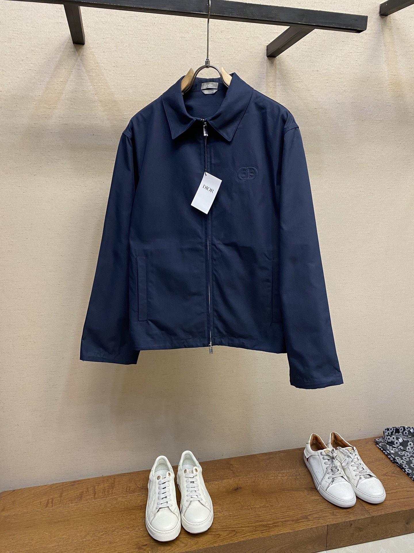 NO:135132,Dior, embroidered lapel jacket. The fabric is made of cotton twill and lining. The shuttle loom is shuttled between warp and weft yarns through shuttles to form diagonal patterns of twill. The cotton material makes it breathable and comfortable to skin. The twill weave makes the fabric tight structure, high-quality texture, and easy to handle in daily life. The craftsmanship and details Through detailed tailoring, the classic casual and fashionable style of D's family is formed. The lapel design does not lose the wear needs of formal occasions. The two-way zipper opening and closing increases its practicality and dressing style, and is paired with a zipper head engraved with the brand logo. The CD icon embossed embroidery on the chest highlights the brand's unique style and recognition.  The shoulder position uses double-needle technology to connect the sleeves to the shoulders, making it firm and lined. There are side insert bags on both sides, and the edge technology is used to wrap the fabric around the edge of the pocket to make it more firm and beautiful. The drawstring design at the hem can be adjusted according to personal preference and fixed with elastic buckles. The auxiliary materials are compared with the custom zipper head, the custom elastic buckle, the custom neckline label, the size S-XL, dior, dior, jackets & coats, alexander wang19860909Dior、绣花翻领夹克衫 面料选择选用棉和聚酯纤维打造而成的棉质斜纹布大身和里衬.梭织机通过梭子在经纱和纬纱之间穿梭,形成斜纹布的斜向纹路.棉质材质使其透气性好,亲肤舒适,斜纹织法使面料结构紧密,质感高级,易于平时打理. 工艺与细节 通过细致的剪裁,形成了D家经典的休闲和时尚兼具的风范,翻领设计又不失正式场合的穿着需求.双向拉链开合增加其实用性和穿着风格,搭配镌刻有品牌标志的拉链头,胸前的CD icon压花刺绣彰显了品牌的独特风格和辨识度. 肩位运用双针工艺将袖子链接于肩部,使其牢固又有线条感.左右均设有侧插袋,运用绲边工艺将布料包裹在口袋边缘处,使其更加牢固的同时又具美感.下摆的抽绳抽绳设计可根据个人喜好调节松紧,搭配松紧扣固定. 辅料一比一定制拉链头  一比一定制松紧扣  一比一定制领口唛 尺码S-XL,,dior,dior,jackets & coats,alexander wang,Men's clothing