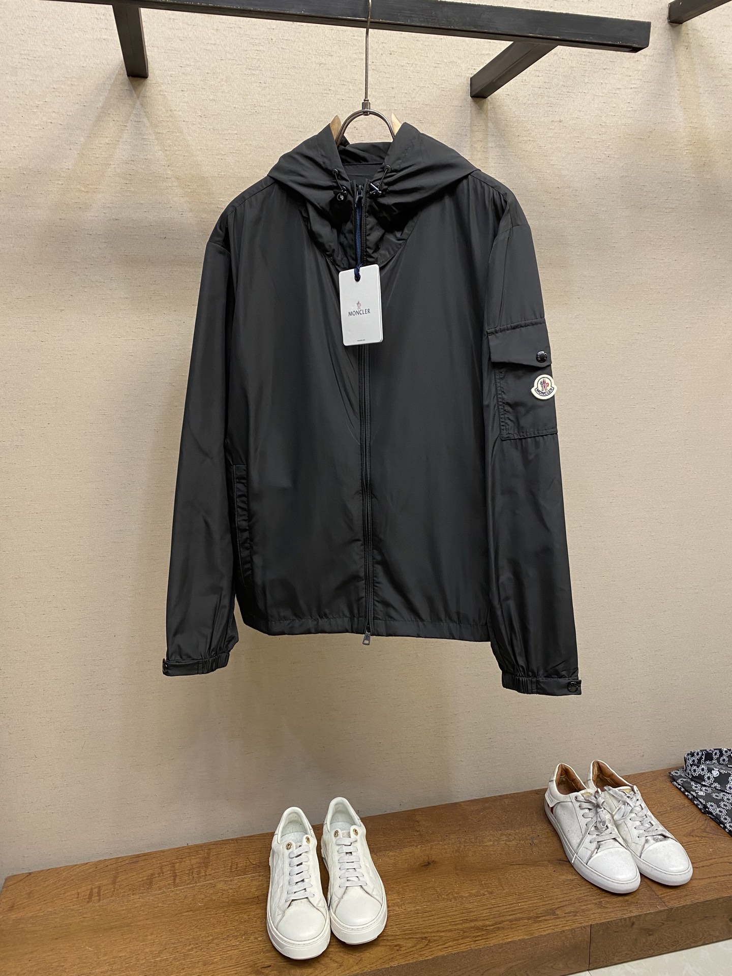 NO:135135,Moncler, hooded jacket with hooded jacket fabric selection: The product is made of fine and soft fabric made of polyester fiber. It has a delicate texture, good warmth effect, and breathability. The fine fabric structure makes it more wear-resistant and washable. The visual drape of the garment is not easy to wrinkle, and can maintain good aesthetics. Crafts and details The product uses precise tailoring to make the garment close to the shoulders and chest. The hood design is equipped with drawstrings and elastic buckles to adjust the tightness. The brim of the hat is made into a precision, three-dimensional brand letter LOGO, which makes it beautiful and more layered.  The hood extends to the closure, making it more windproof and warm. It is opened and closed with a zipper and zipper rope technology to wrap the zipper, making it more beautiful. There are side insert bags on the left and right sides, and the pocket mouth is firmly knotted up and down. There are also flip pockets on the left and right sleeves, which are hidden buckles to increase practicality. The arm bag is decorated with the brand's signature logo, making it more recognizable. Flat beef tendon cuffs are paired with cuff snap adjustment straps, and two bottom buckles on the front and rear. The position that fits the wrist or comfort according to needs. Auxiliary materials are compared to the LOGO, and the zipper head is compared to the custom cuff buttons. Size S-XL, christian louboutin, Moncler, jackets & coats, hats, alexander wang19860909Moncler,蒙口刺绣连帽夹克衫 面料选择:产品选用聚酯纤维制成的细密柔软面料,其质地细腻,具有良好的保暖效果,同时兼具透气性.细密的面料结构使其更具耐磨性,耐洗性.成衣视觉上面垂坠感好不易褶皱,能保持良好的美观性. 工艺与细节 产品通过精准的剪裁,使成衣形成贴身的肩部与胸部,兜帽设计配以抽绳和松紧扣调节松紧度,帽檐处通过电脑绣花多针机制成精密的,充满立体感的品牌字母LOGO,使其美观,更具有层次感. 兜帽延伸至门襟,使其更具防风和保暖性能,用拉链开合,运用门襟拉链包绳工艺,使其包裹住拉链条,更具美感.左右两边设有侧插袋,袋口上下加以套结牢固.左边袖臂处也设有翻盖口袋,暗扣开合,增加其实用性.臂袋面饰有品牌标志性LOGO,使其更具辨识度.扁牛筋收袖口,搭配袖口按扣调节带,配以前后两颗底扣.可根据需求调整贴合手腕或舒适度的位置. 辅料一比一定制臂袋LOGO  一比一定制拉链头  一比一定制袖口纽扣 尺码S-XL,,christian louboutin,Moncler,jackets & coats,hats,alexander wang,Men's clothing