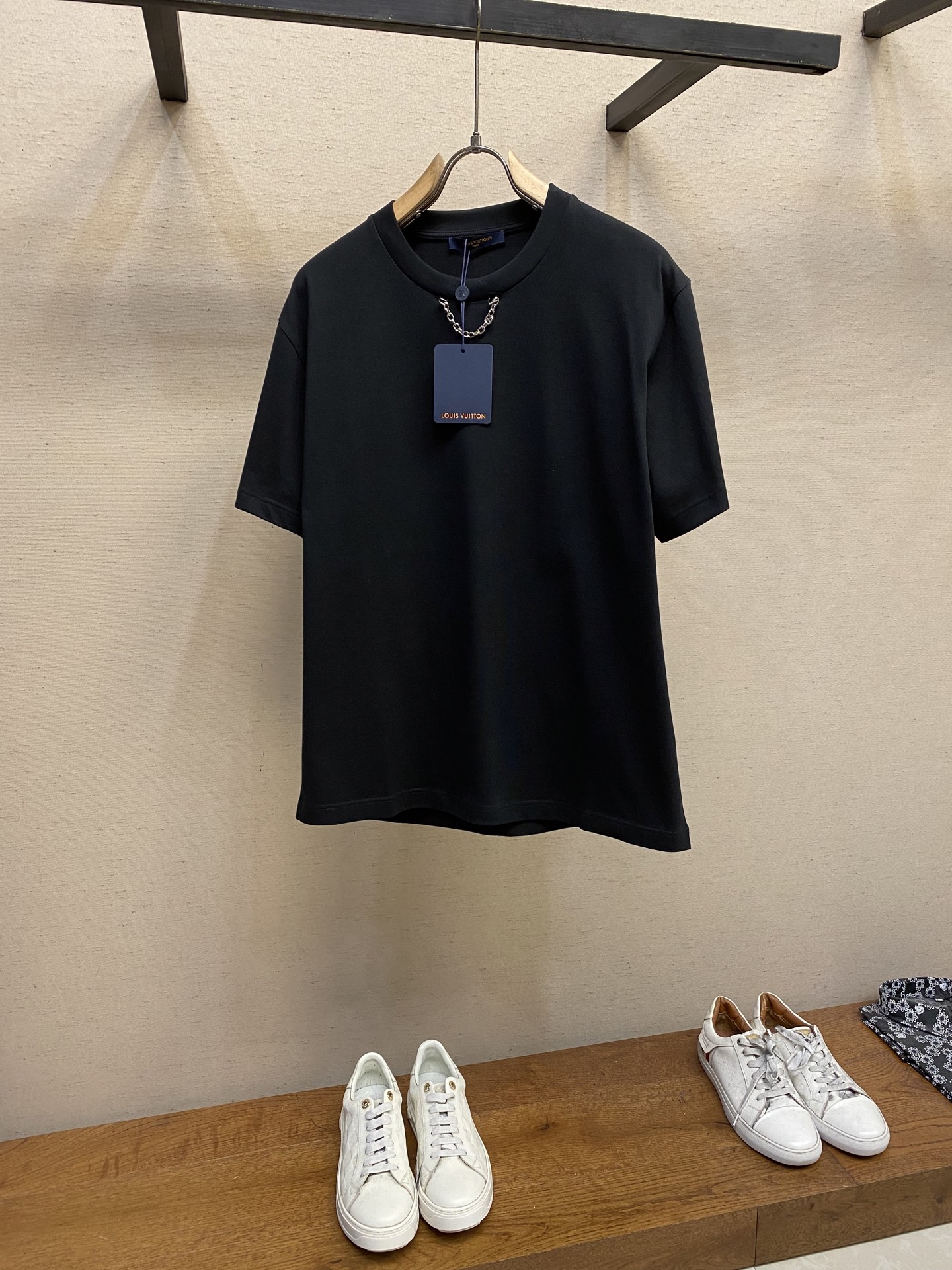 NO:467721,1V Louis Home spray-painted graffiti T-shirt with modern 1V chains on the neckline. The back is decorated with graffiti style Louis Vuitton Paris logo, and the spray-painted effect is greeted with 2025 spring and summer show style. Heavy pure cotton and cotton. The washing method is recommended to dry cleaning or wrap the back of the laundry bag, which is individually cold water and can be quickly washed and dried naturally!  Size S-XL, louis vuitton,tees,t-shirt,alexander wang198609091V路易家喷绘涂鸦T恤 领口融入摩登 1V 链条.后部点缀涂鸦风格路易威登巴黎标识,喷绘效果致意 2025 春夏秀场风采.重磅纯棉棉质 洗涤方式建议干洗或包裹洗衣袋反面单独冷水快速机洗自然晾干！ 尺码S-XL,,louis vuitton,tees，t-shirt,alexander wang,Men's clothing