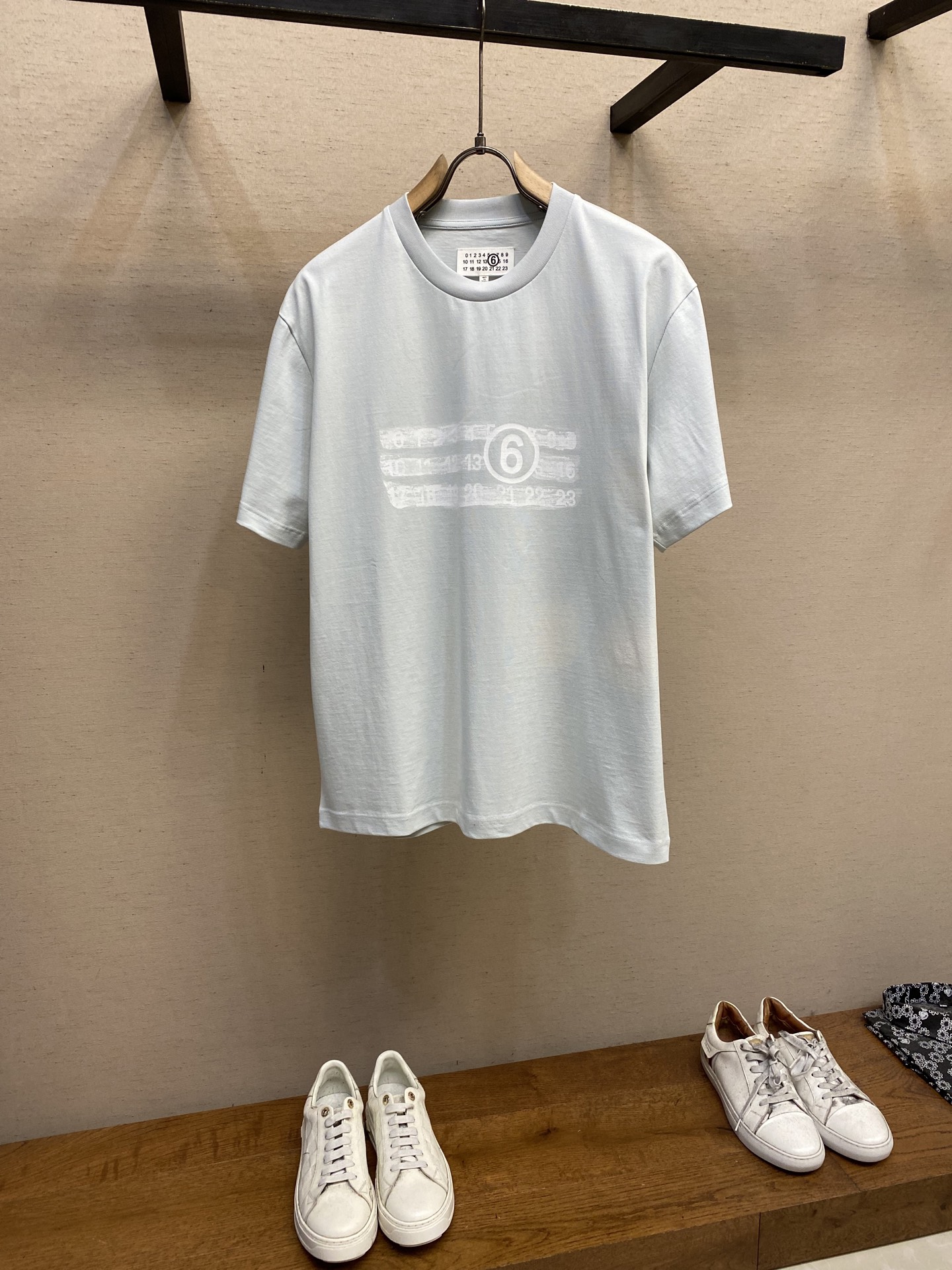 NO:134215,Maison Margiela/Maison Margiela 2025FW spring and summer new old logo T-shirt. It is a heavy-duty pure cotton casual and versatile style. It is very comfortable on the upper body and is especially suitable for me to wear it comfortably. #Margiela # Loomingly appears as if it is in the backcourt of the show~ On the digital art MM6, it is absolutely top-notch. Simple digital art is always at the top of the European trend. Washing method, dry cleaning or cold water on the back quickly machine-washing and drying naturally!  Avoid soaking in warm water Size S-XL,,masion margiela,masion margiela,tees,t-shirt,alexander wang19860909Maison Margiela/马吉拉2025FW春夏新品做旧LogoT恤 重磅纯棉休闲百搭的一款 上身很舒适 特别适合我这种喜欢舒适穿着 #百搭款 #马吉拉＃若隐若现仿佛置身大秀后场~论数字艺术MM6绝对玩到顶尖 简约数字艺术始终走在欧洲潮流顶端 洗涤方式干洗或反面冷水快速机洗自然晾干！忌温热水浸泡 尺码S-XL,,masion margiela,masion margiela,tees，t-shirt,alexander wang,Men's clothing