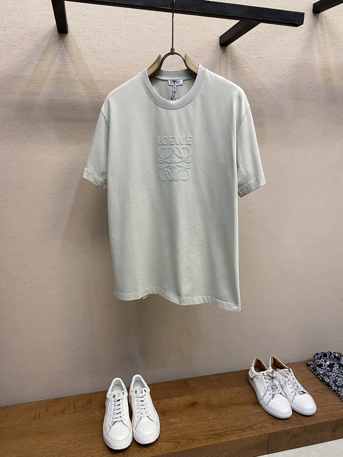 NO:930985,Loewe, Luo Yiwei 2025 FW Spring and Summer Series fried-color washed cotton half-sleeved T-shirt, patch embroidered logo letters, lightweight cotton jersey T-shirt, loose fit, I can wear this T-shirt forever / classic T-shirt will never go out of style, the oversize loose fit is so cool, it is also suitable to wear with leggings... For washing method, it is recommended to wrap the laundry bag on the back for quick machine wash or dry cleaning in cold water!  Avoid soaking in warm water/rub with hands!  !  !  !  !  !  !  !  !  !  Size S-XL,,loewe,loewe,versace,tees,t-shirt,19860909Loewe,罗意威 2025FW春夏系列炒色洗水棉质半袖T 恤,贴布刺绣Logo字母 轻盈棉质平纹针织 T 恤 宽松版型,这件T恤我可以穿到天荒地老/经典款T恤永不过时,oversize宽松版型好酷,搭配leggings穿也妥妥哒…… 洗涤方式建议反面包裹洗衣袋冷水快速机洗或干洗！忌温热水浸泡/手搓！！！！！！ ！！！！ 尺码S-XL,,loewe,loewe,versace,tees，t-shirt,,Men's clothing