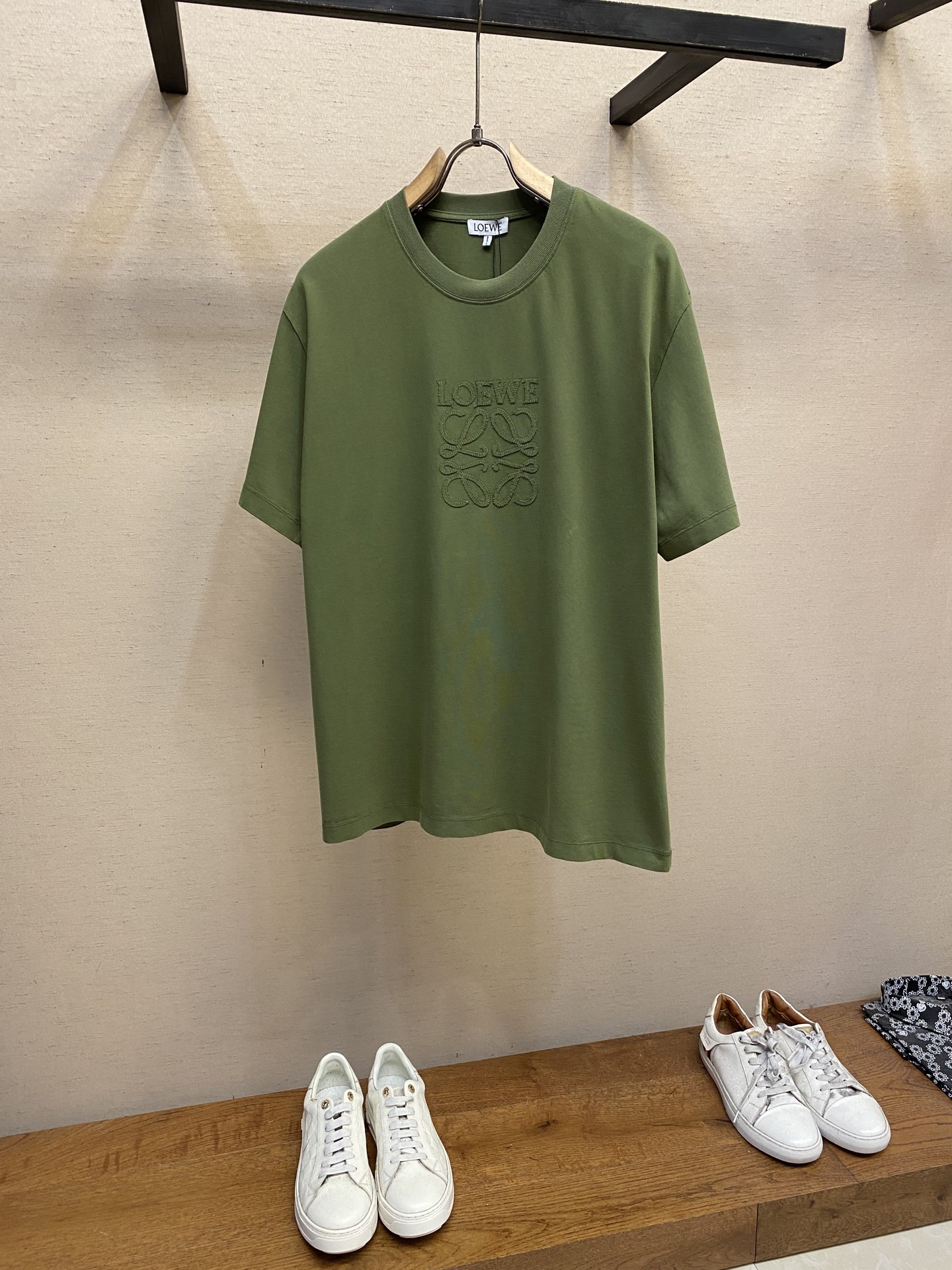 NO:844322,Loewe, Luo Yiwei 2025 FW Spring and Summer Series fried-color washed cotton half-sleeved T-shirt, patch embroidered logo letters, lightweight cotton jersey T-shirt, loose fit, I can wear this T-shirt forever / classic T-shirt will never go out of style, the oversize loose fit is so cool, it is also suitable to wear with leggings... For washing method, it is recommended to wrap the laundry bag on the back for quick machine wash or dry cleaning in cold water!  Avoid soaking in warm water/rubbing with hands....Note that sizes are S-XL,,loewe,loewe,versace,tees,t-shirt,19860909Loewe,罗意威 2025FW春夏系列炒色洗水棉质半袖T 恤,贴布刺绣Logo字母 轻盈棉质平纹针织 T 恤 宽松版型,这件T恤我可以穿到天荒地老/经典款T恤永不过时,oversize宽松版型好酷,搭配leggings穿也妥妥哒…… 洗涤方式建议反面包裹洗衣袋冷水快速机洗或干洗！忌温热水浸泡/手搓....注意 尺码S-XL,,loewe,loewe,versace,tees，t-shirt,,Men's clothing