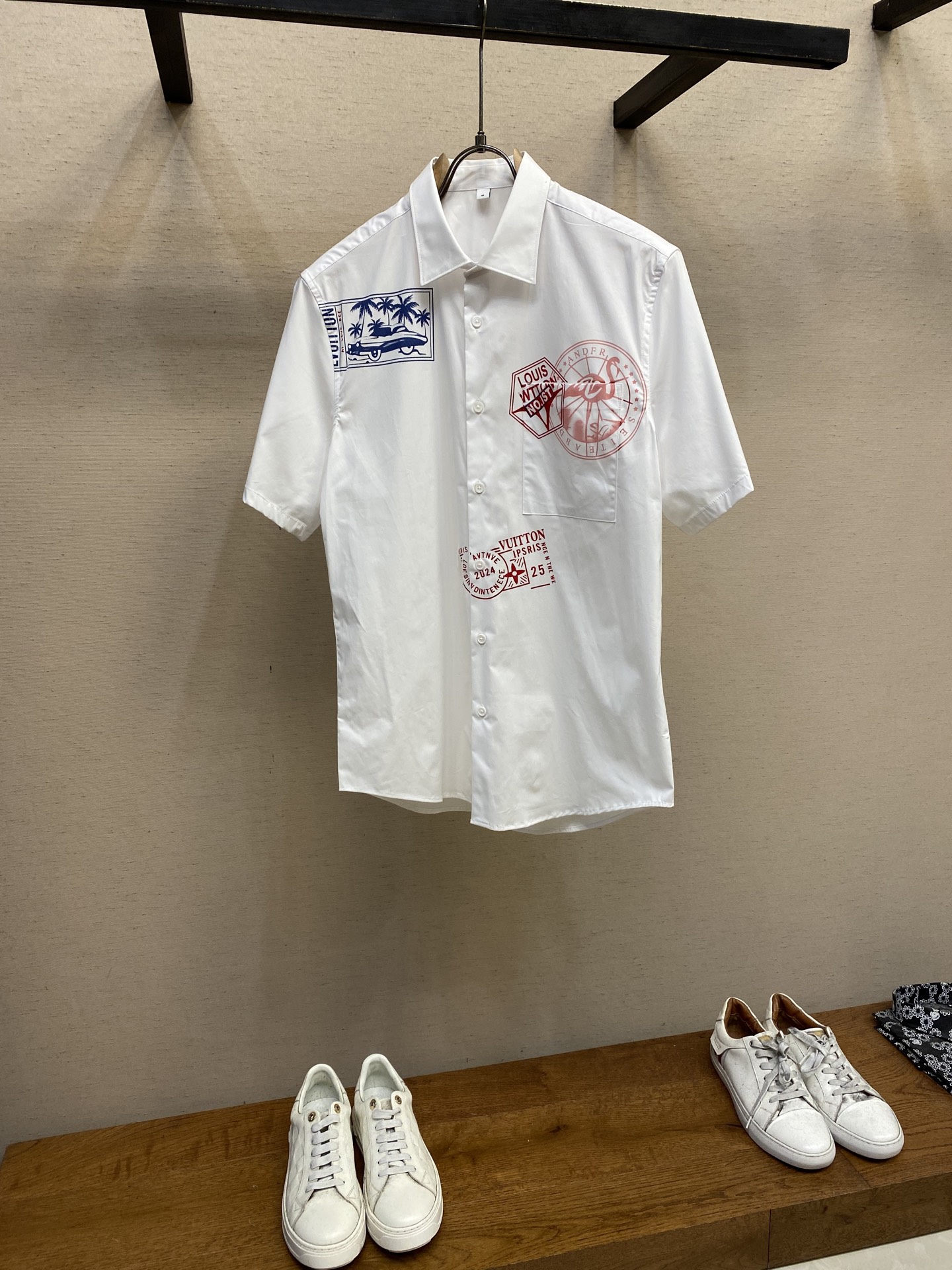 NO:132871,1V, Grescraps long-sleeved shirts for men and women!  This shirt-cut style shirt is decorated with large and playful colored prints, representing the travel seal of the flight mode capsule!  It is made of breathable cotton poplin, with long straight shapes, chic collars, button cuffs and classic patch pocket design highlights fashion and trendy charm!  Chic and more charming!  Size S-2xl s Shoulder width 45 bust 102 clothes length 73 sleeve length 22 m Shoulder width 46 bust 106 clothes length 74 sleeve length 23 l Shoulder width 47 bust 110 clothes length 75 sleeve length 24 xl Shoulder width 48 bust 114 clothes length 76 sleeve length 25 xxl Shoulder width 49 bust 118 clothes length 77 sleeve length 26,,louis vuitton,louis vuitton,shirts,alexander wang198609091V、驴家对格列scraps长袖男女同款衬衫！ 这个款衬衫剪裁风格的衬衫饰有大而俏皮们彩色图案印花,代表飞行模式胶囊的旅行印章！ 它采用透气的棉质府绸制作,具有长直廓型,别致的衣领,纽扣袖口和经典的贴袋设计彰显时尚与潮流魅力元素！别致更加迷人！ 尺码S-2xl s 肩宽 45胸围 102衣长 73袖长22 m 肩宽 46胸围 106衣长 74袖长23 l 肩宽 47胸围 110衣长 75袖长24 xl 肩宽 48胸围 114衣长 76袖长25 xxl肩宽 49胸围 118衣长 77袖长26,,louis vuitton,louis vuitton,shirts,alexander wang,Men's clothing