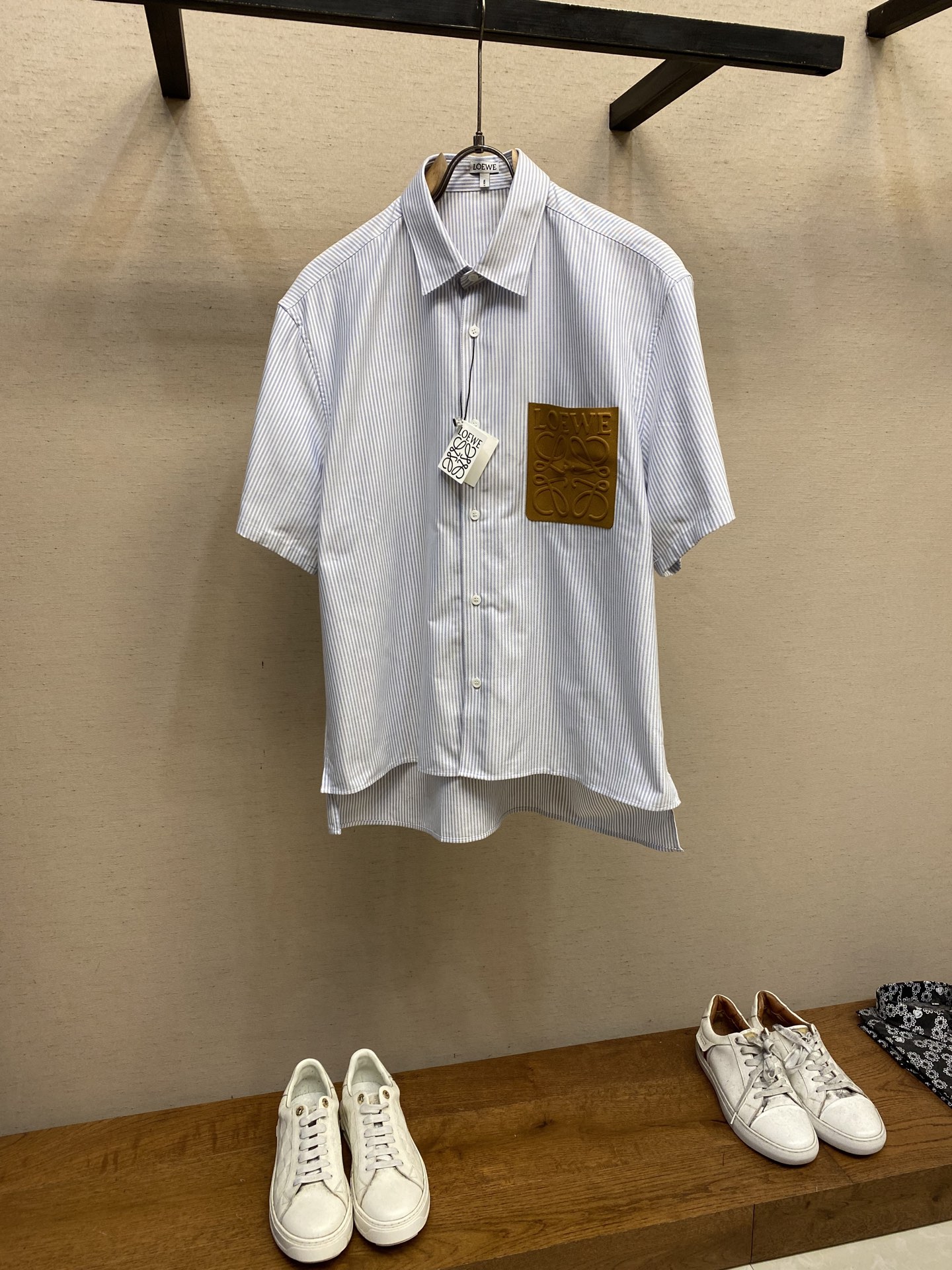 NO:132873,Loewe, leather brand striped shirts. Due to customized fabric and N adjustments to the genuine leather pocket on the chest, the shipment speed is not fast. It seems to be an extremely simple product. In fact, countless details are restored. The placket, cuff, neckline all require striped alignment. Part cuts. In the production process, all cut pieces need to be ironed one piece because the stripes are required. The construction period is longer. Shell buckles and custom washing water wheat, main wheat, and packaging bags are all customized separately. Size S-XL S size back coat length 72 bust 112 shoulder width 49 sleeve length 22 M size back coat length 74 bust 114 shoulder width 50 sleeve length 23 L size back coat length 76 bust 116 shoulder width 51 sleeve length 24 xl size back coat length 78 bust 118 shoulder width 52 sleeve length 25, loewe,shirts,alexander wang19860909Loewe、皮牌条纹衬衫 因定制面料且N次调整胸口真皮口袋 导致出货速度不快 看似极其简单的产品 实则无数细节还原 门襟 袖口 领口 都需条纹对位 件裁 在生产过程中 所有裁片都需要一片一片烫,因为要对条纹. 导致工期加长.贝壳扣与定制洗水麦、主麦、包装袋全部单独定做. 尺码S-XL S码后衣长72胸围112 肩宽49袖长22 M码后衣长74胸围114肩宽50袖长23 L码后衣长76胸围116肩宽51袖长24 xl码后衣长78胸围118肩宽52袖长25,,loewe,shirts,alexander wang,Men's clothing